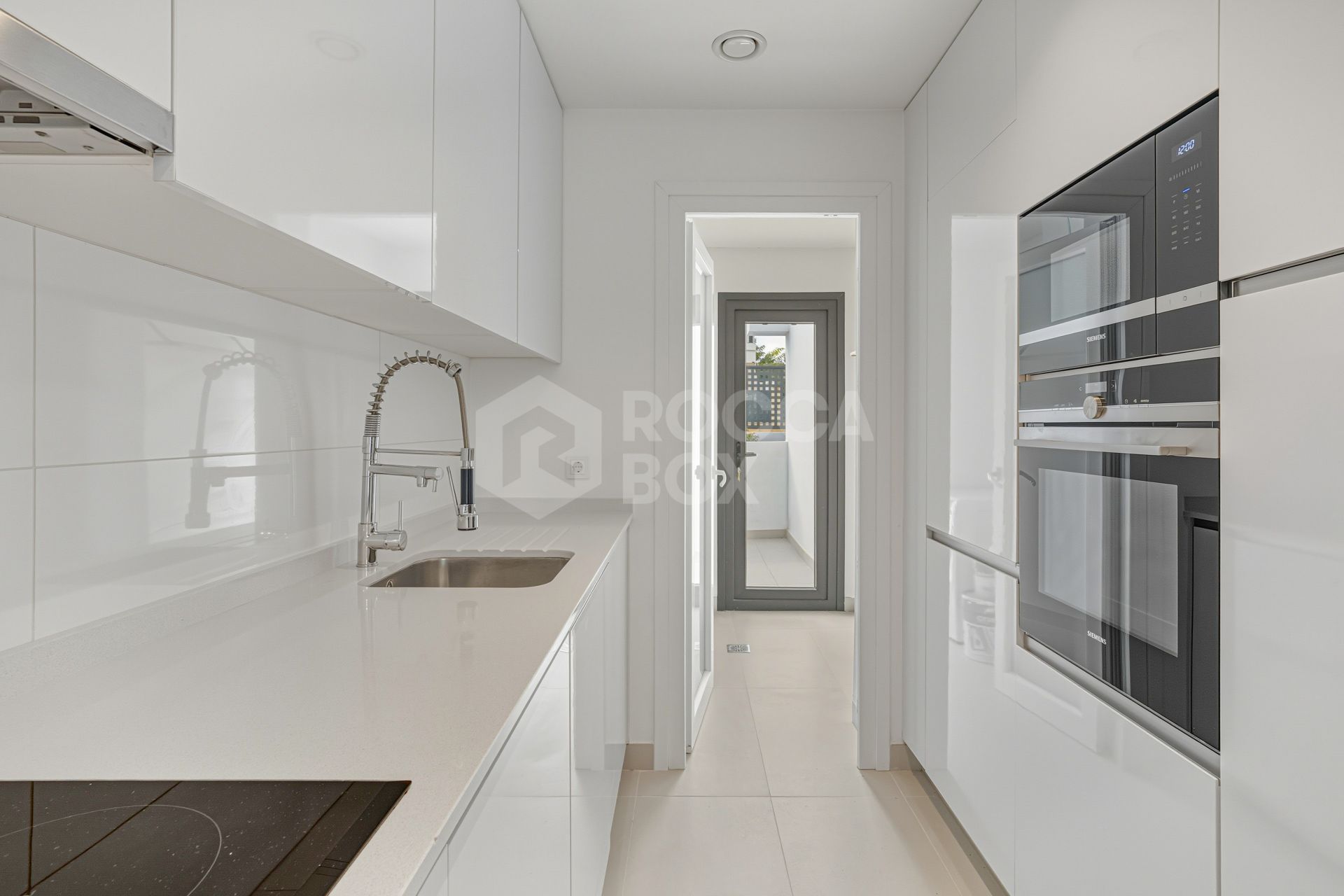 Well-presented two-bedroom ground floor apartment located in a popular gated community, situated in Cancelada