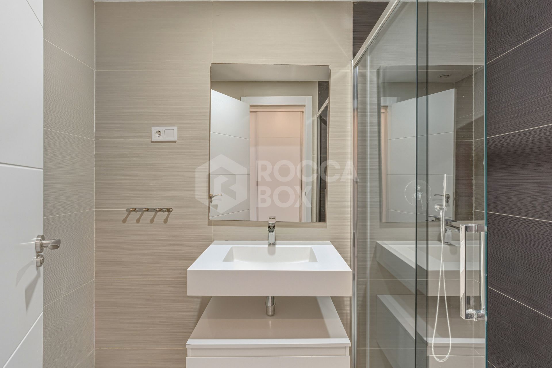 Well-presented two-bedroom ground floor apartment located in a popular gated community, situated in Cancelada