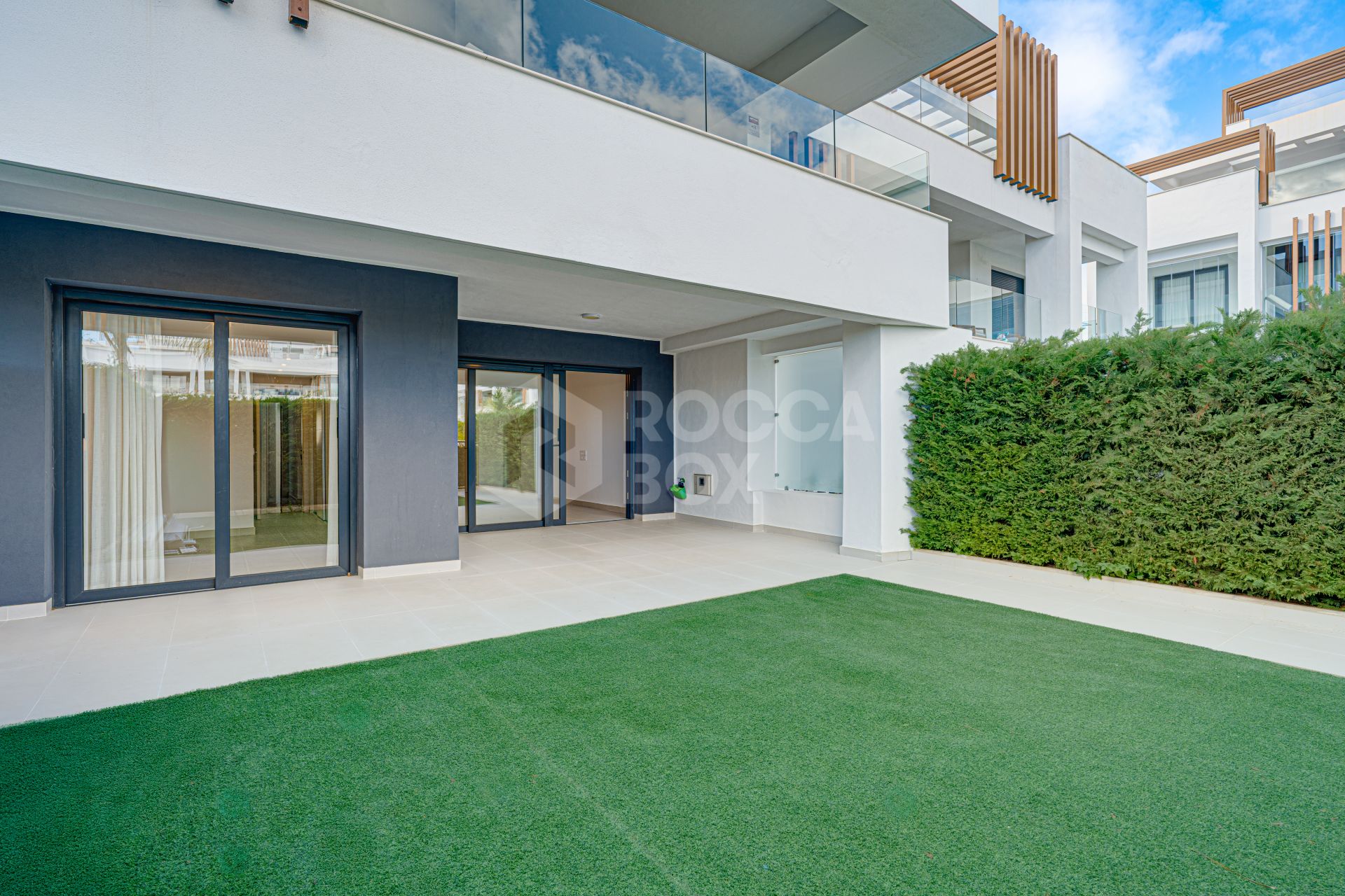 Well-presented two-bedroom ground floor apartment located in a popular gated community, situated in Cancelada