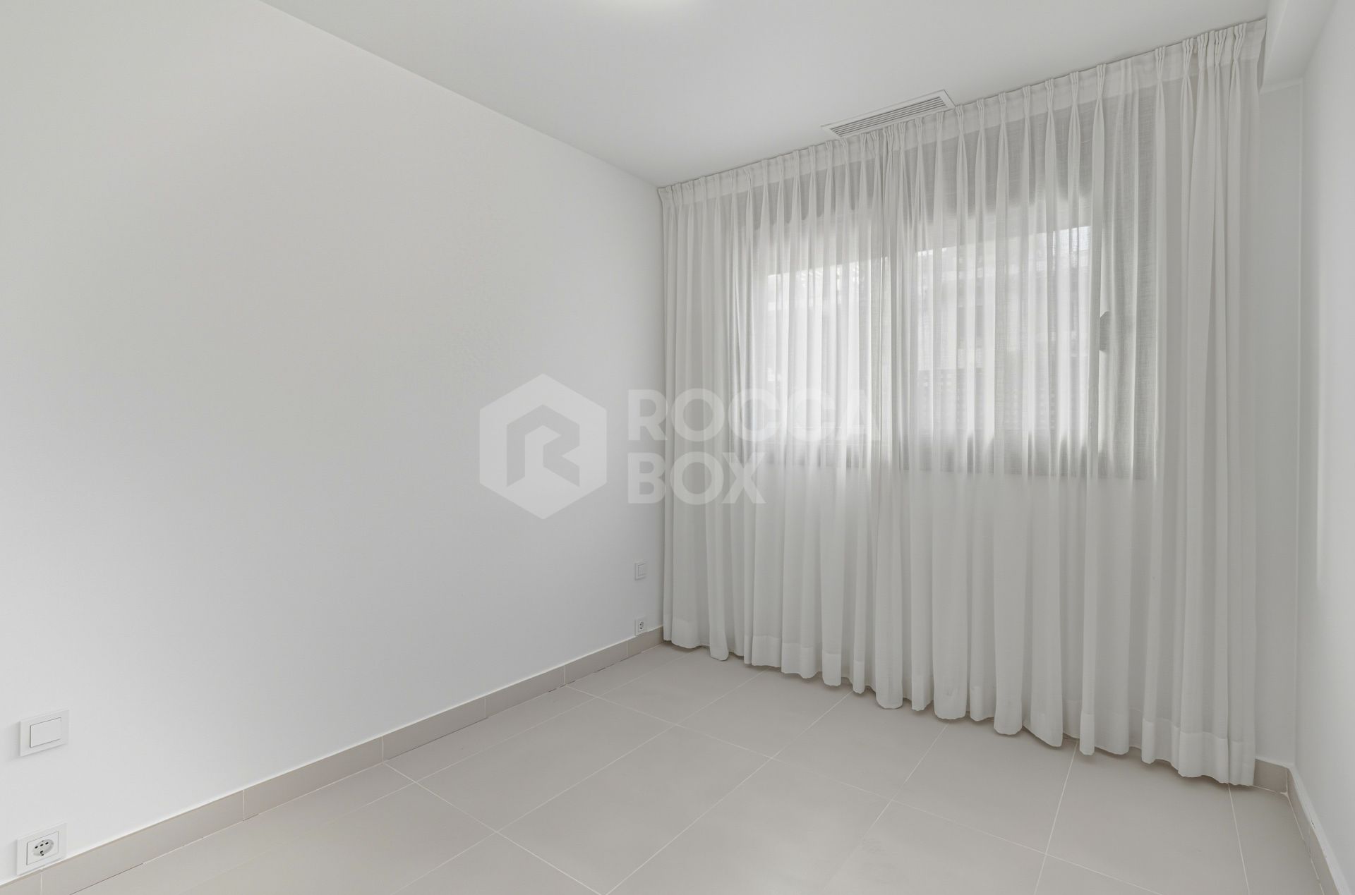 Well-presented two-bedroom ground floor apartment located in a popular gated community, situated in Cancelada