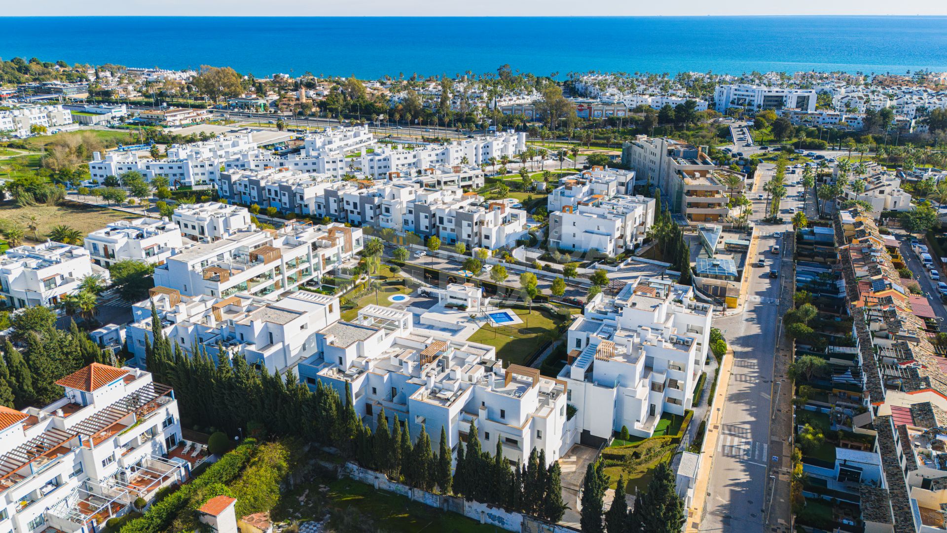 Well-presented two-bedroom ground floor apartment located in a popular gated community, situated in Cancelada