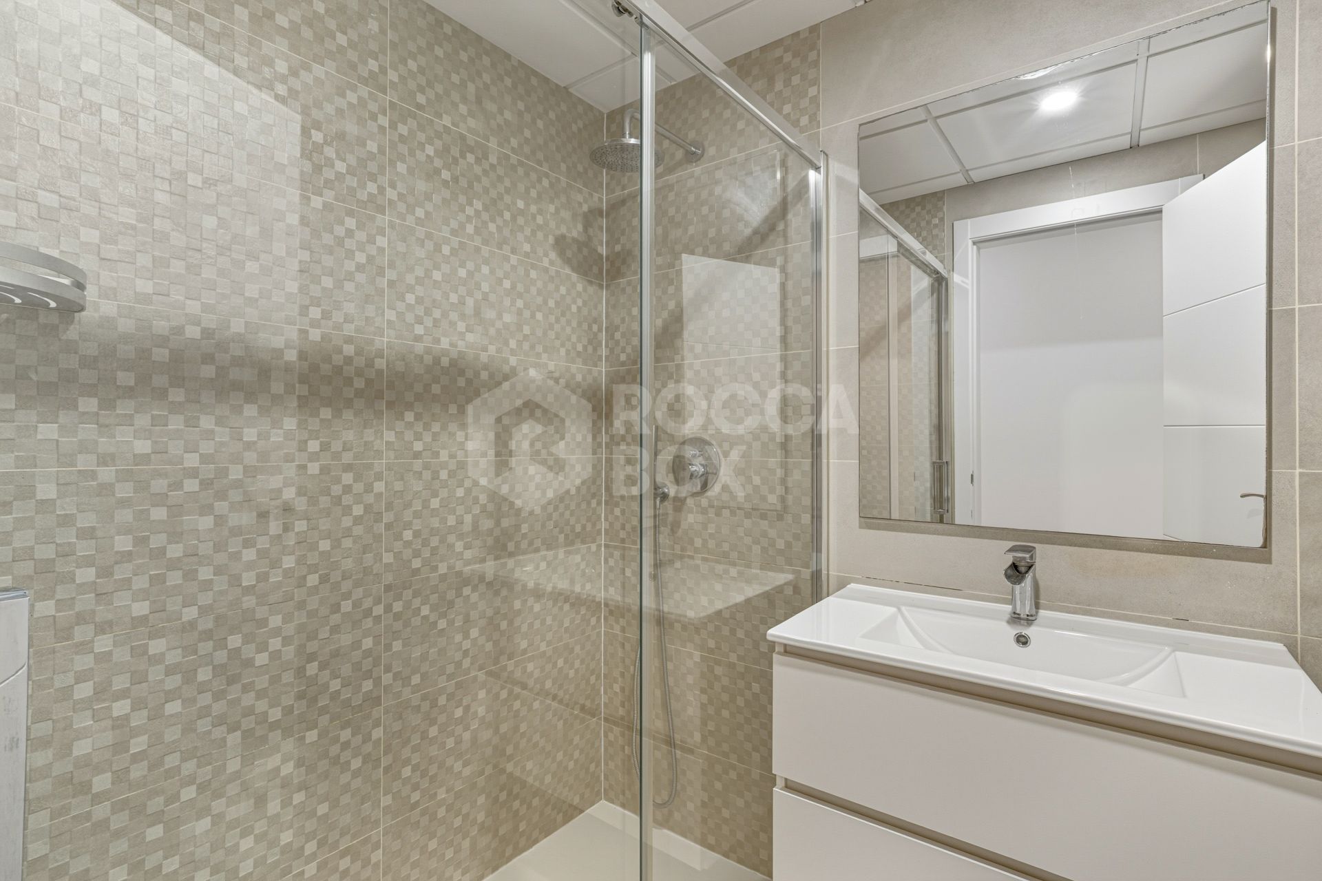 Well-presented two-bedroom ground floor apartment located in a popular gated community, situated in Cancelada