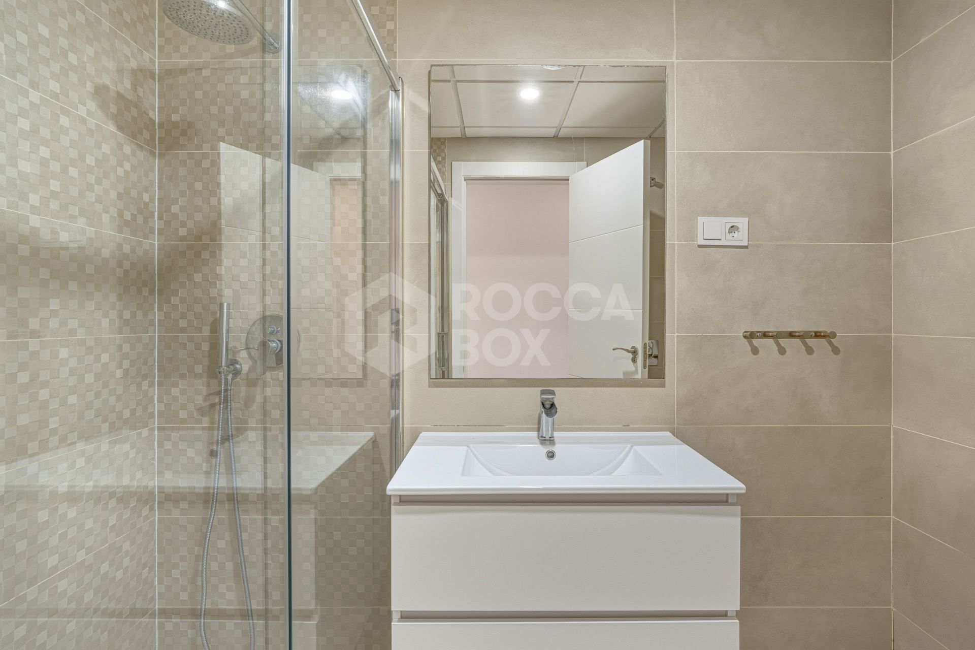 Well-presented two-bedroom ground floor apartment located in a popular gated community, situated in Cancelada