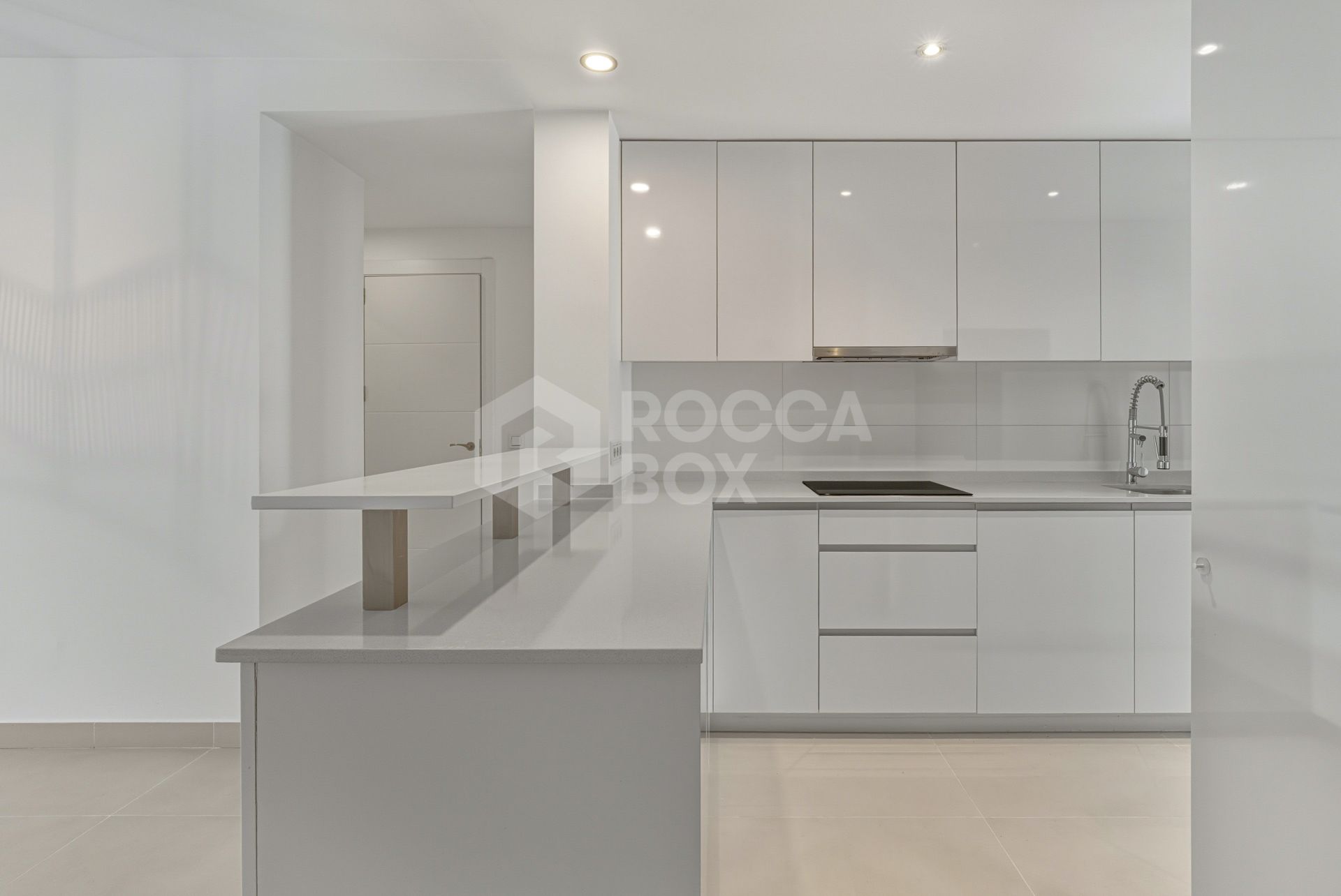 Well-presented two-bedroom ground floor apartment located in a popular gated community, situated in Cancelada