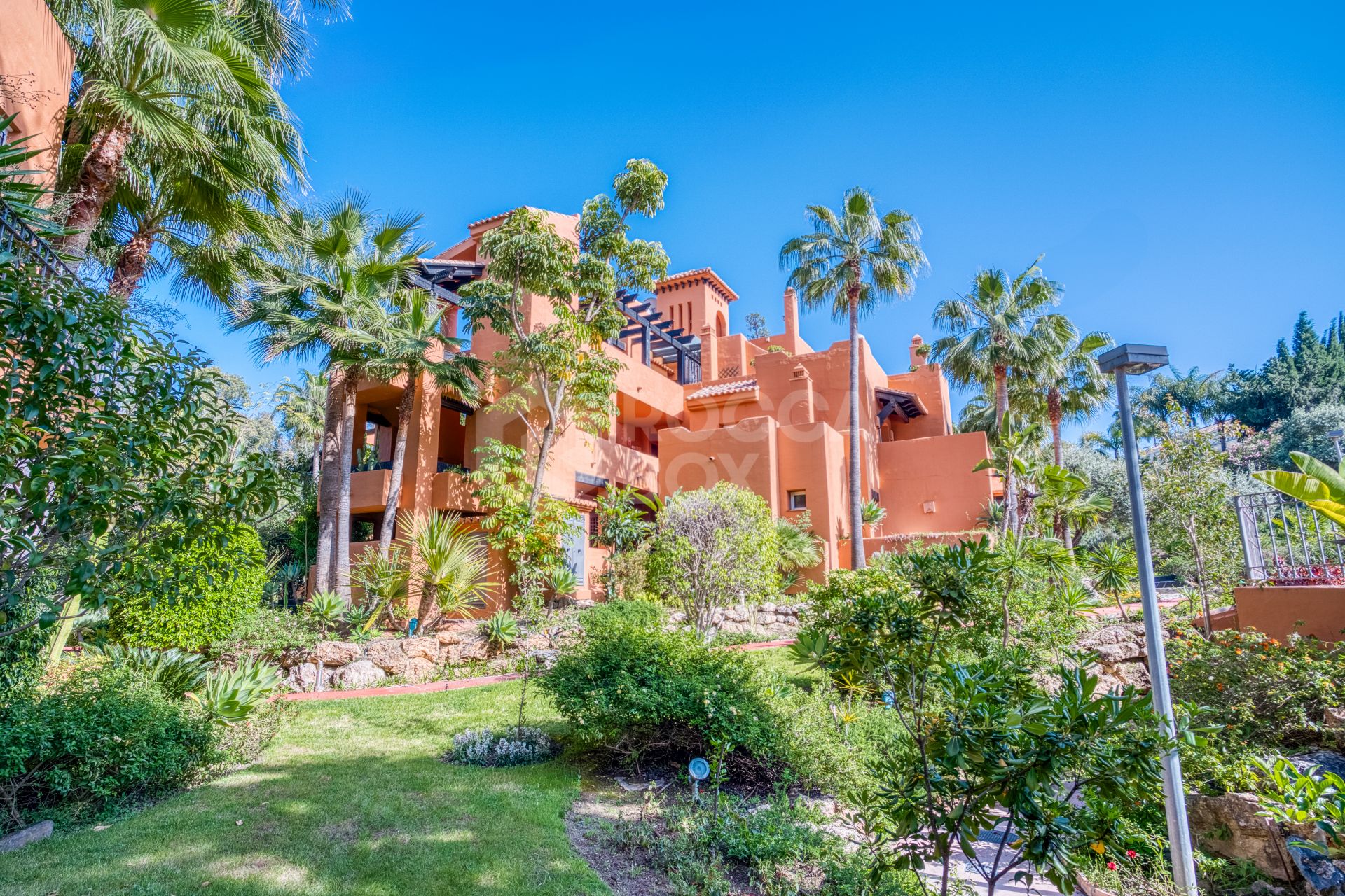 Charming two-bedroom ground-floor apartment with a southeast orientation, located in one of the most exclusive communities, Alminar de Marbella, in Nueva Andalucía.