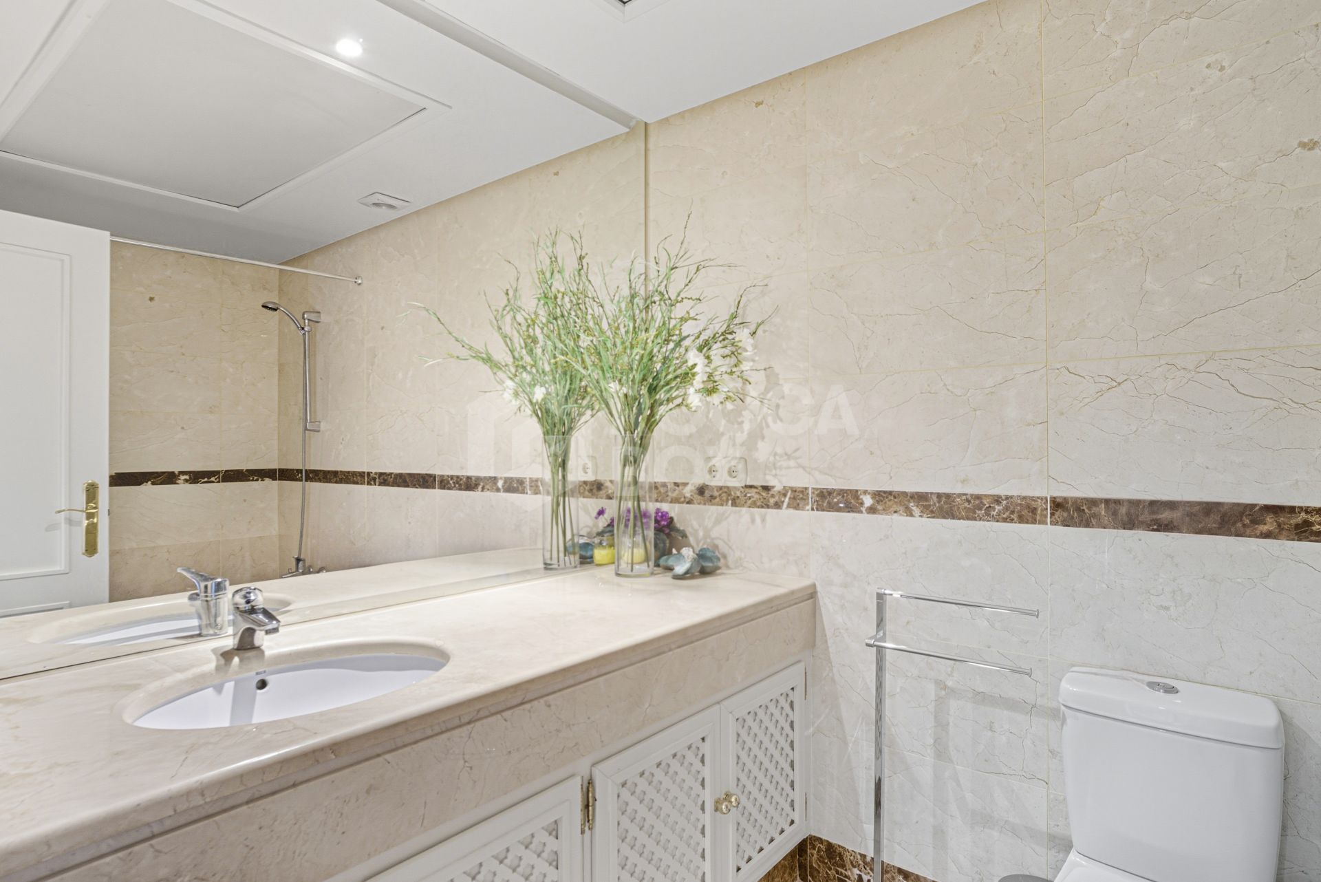 Charming two-bedroom ground-floor apartment with a southeast orientation, located in one of the most exclusive communities, Alminar de Marbella, in Nueva Andalucía.