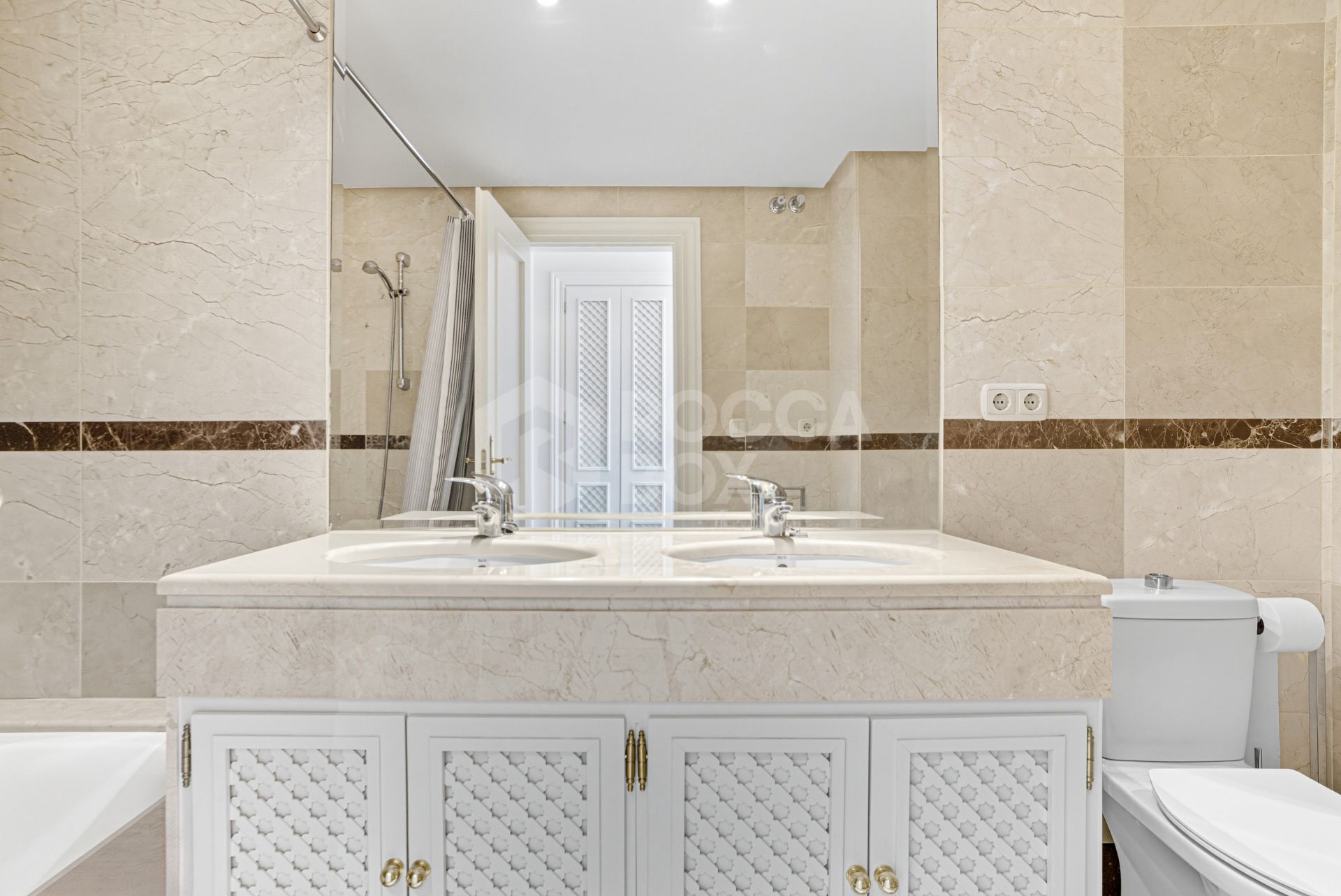 Charming two-bedroom ground-floor apartment with a southeast orientation, located in one of the most exclusive communities, Alminar de Marbella, in Nueva Andalucía.