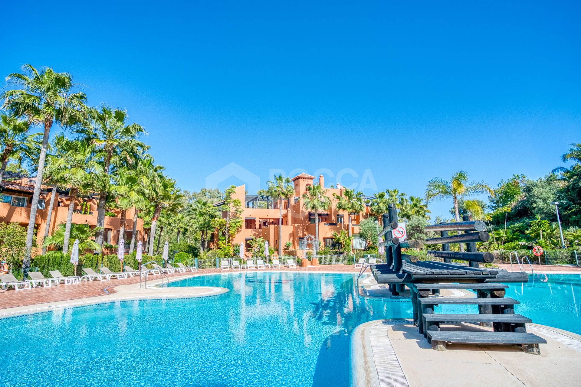 Charming two-bedroom ground-floor apartment with a southeast orientation, located in one of the most exclusive communities, Alminar de Marbella, in Nueva Andalucía.
