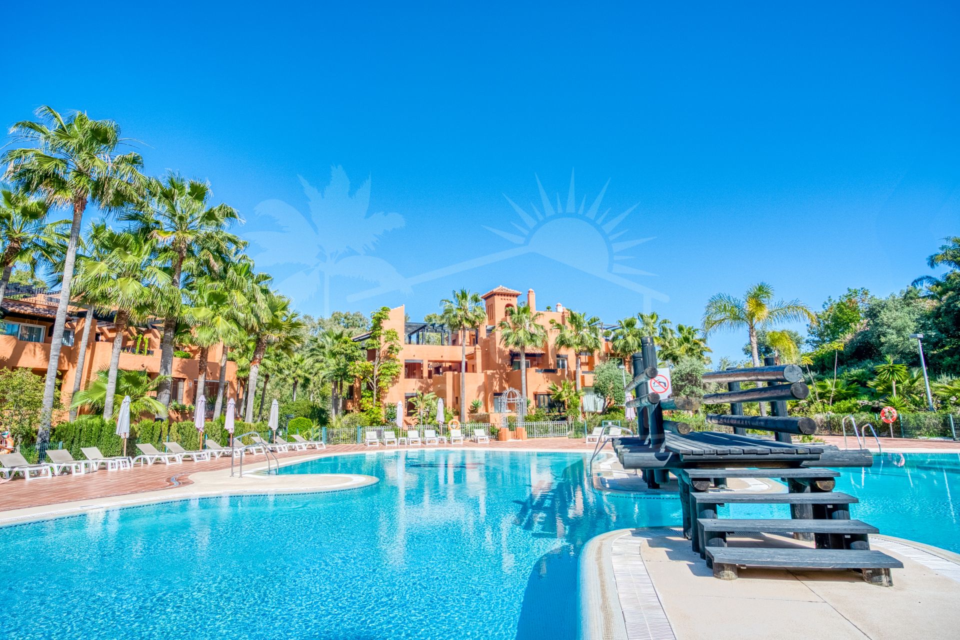 Encantador apartamento en planta baja de dos dormitorios con orientación sureste, situado en una de las comunidades más exclusivas, Alminar de Marbella, en Nueva Andalucía.