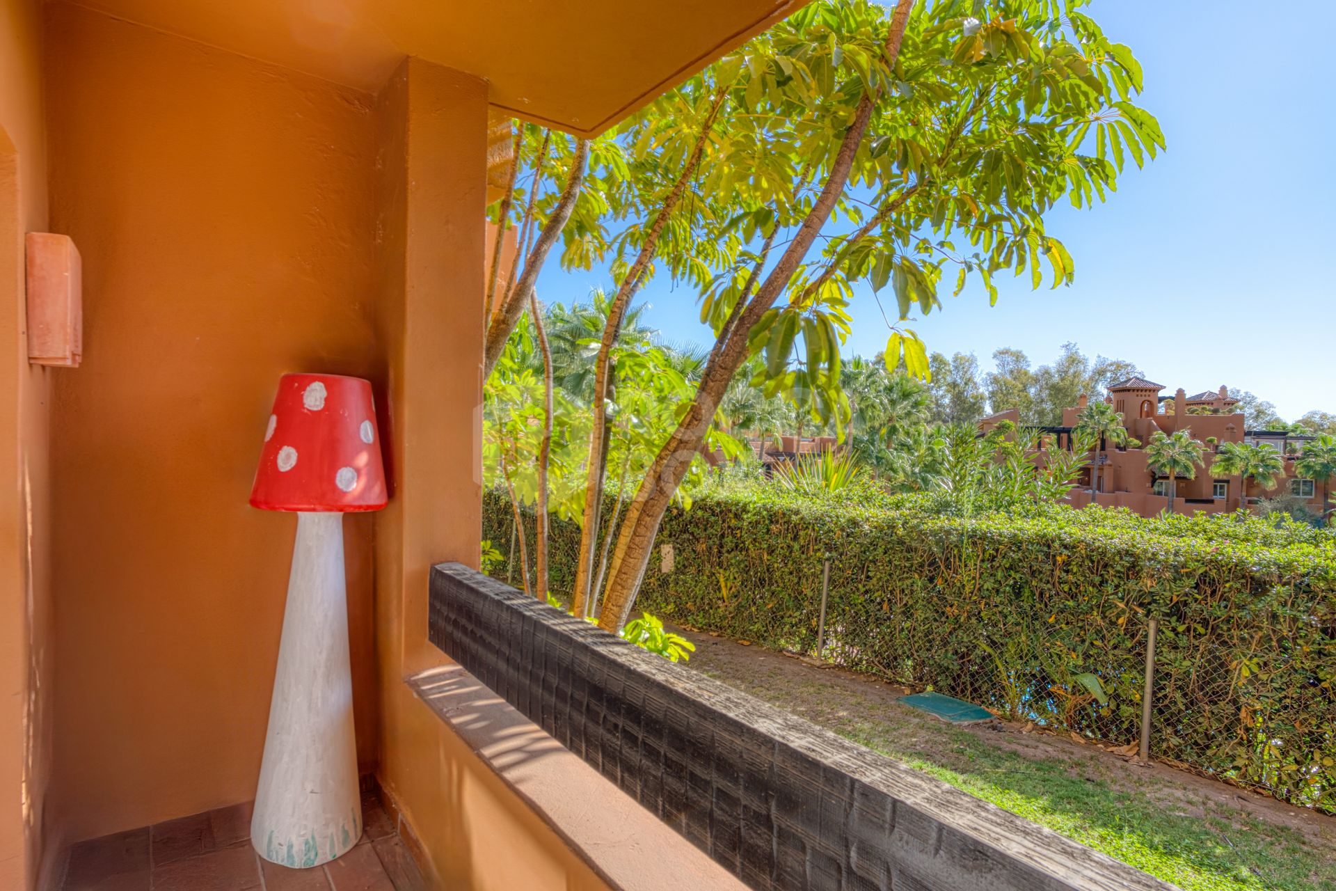 Charming two-bedroom ground-floor apartment with a southeast orientation, located in one of the most exclusive communities, Alminar de Marbella, in Nueva Andalucía.