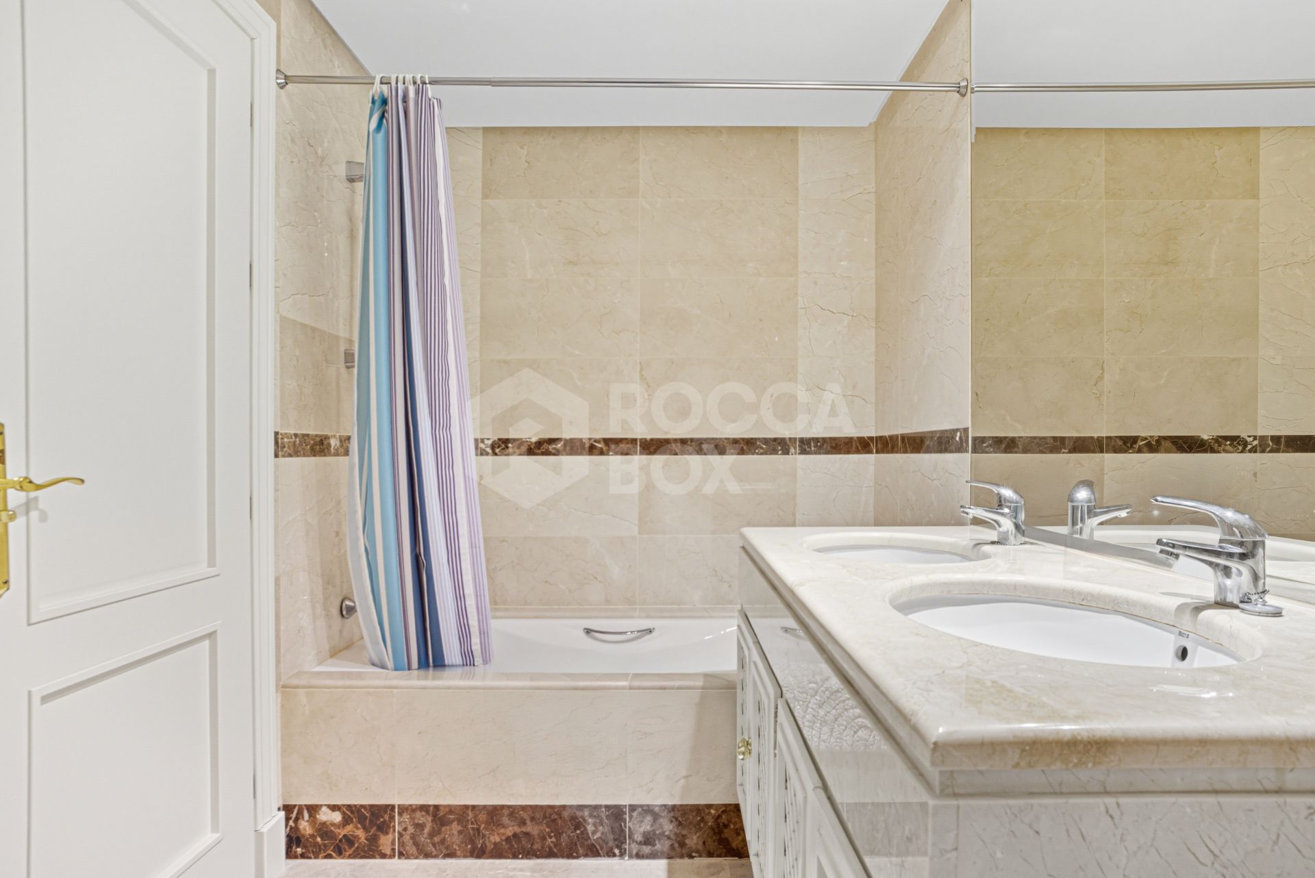 Charming two-bedroom ground-floor apartment with a southeast orientation, located in one of the most exclusive communities, Alminar de Marbella, in Nueva Andalucía.