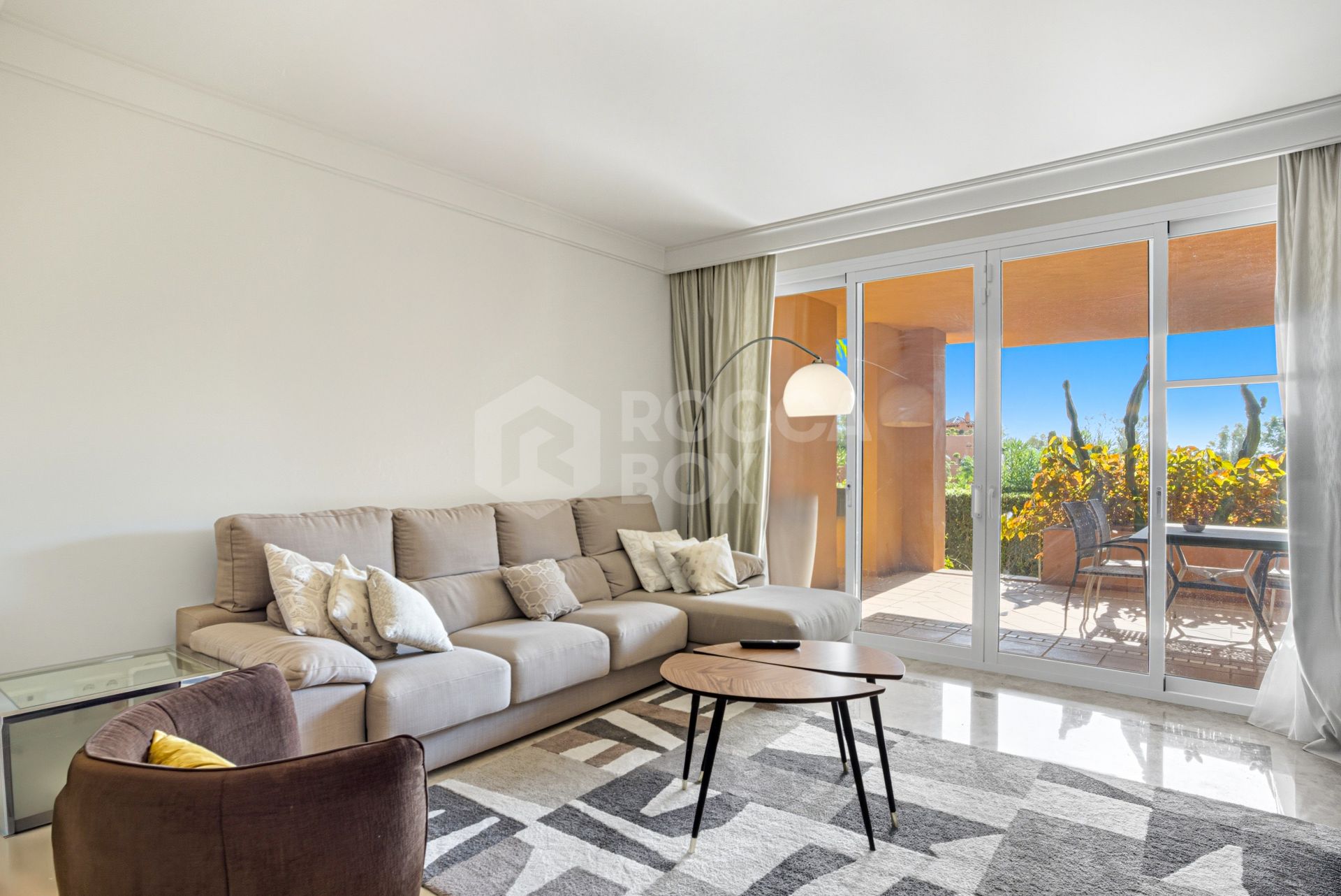 Charming two-bedroom ground-floor apartment with a southeast orientation, located in one of the most exclusive communities, Alminar de Marbella, in Nueva Andalucía.