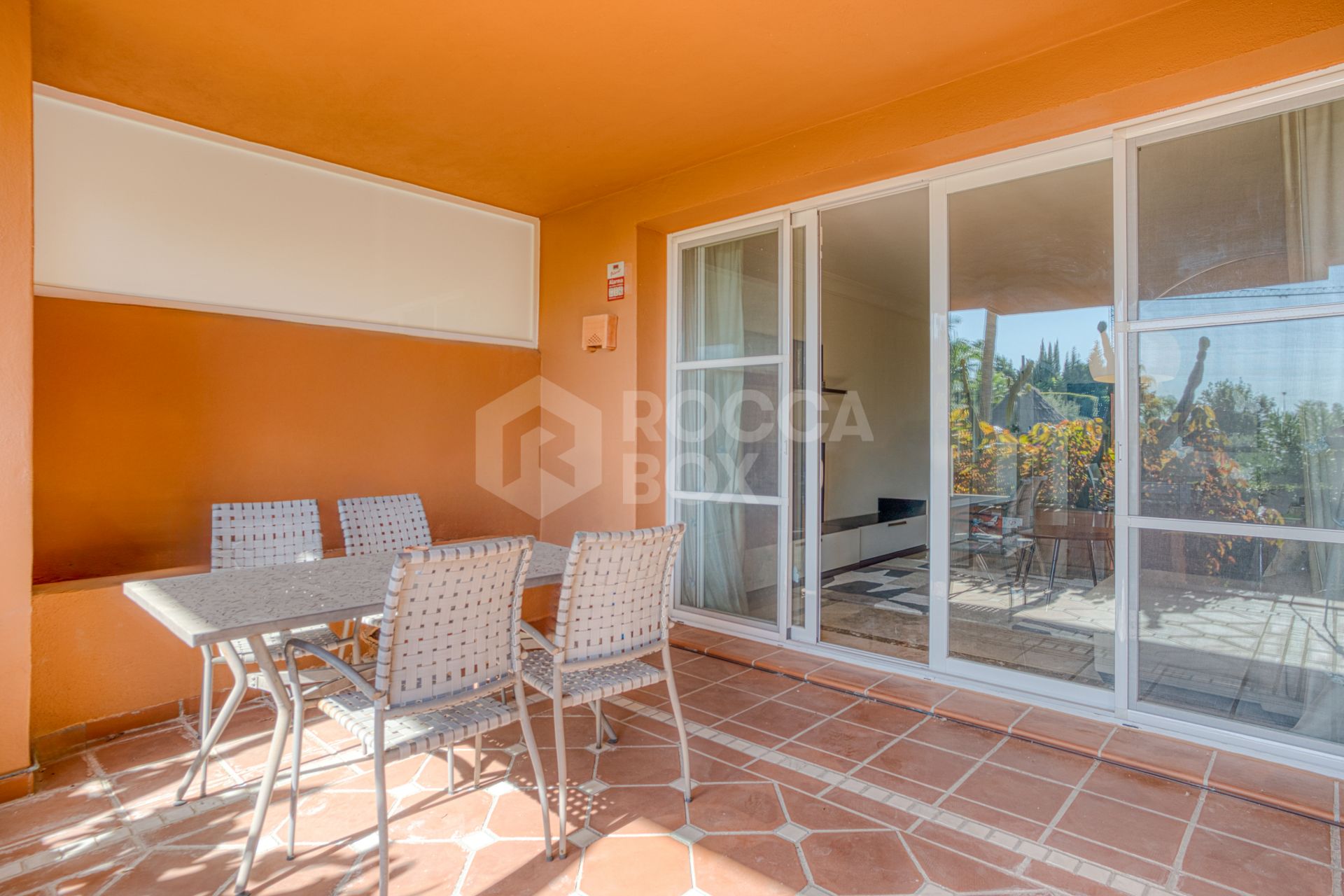 Charming two-bedroom ground-floor apartment with a southeast orientation, located in one of the most exclusive communities, Alminar de Marbella, in Nueva Andalucía.