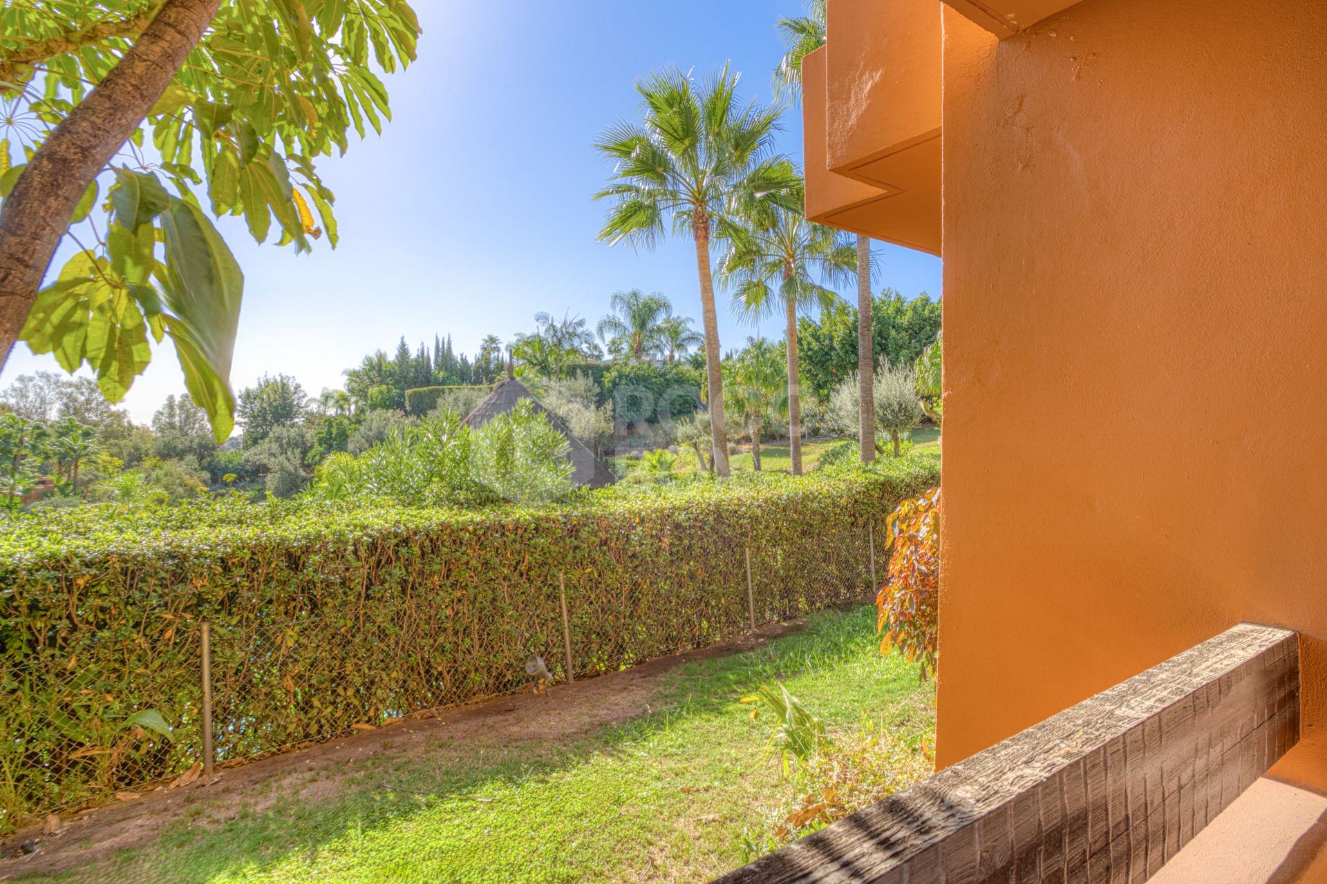 Charming two-bedroom ground-floor apartment with a southeast orientation, located in one of the most exclusive communities, Alminar de Marbella, in Nueva Andalucía.