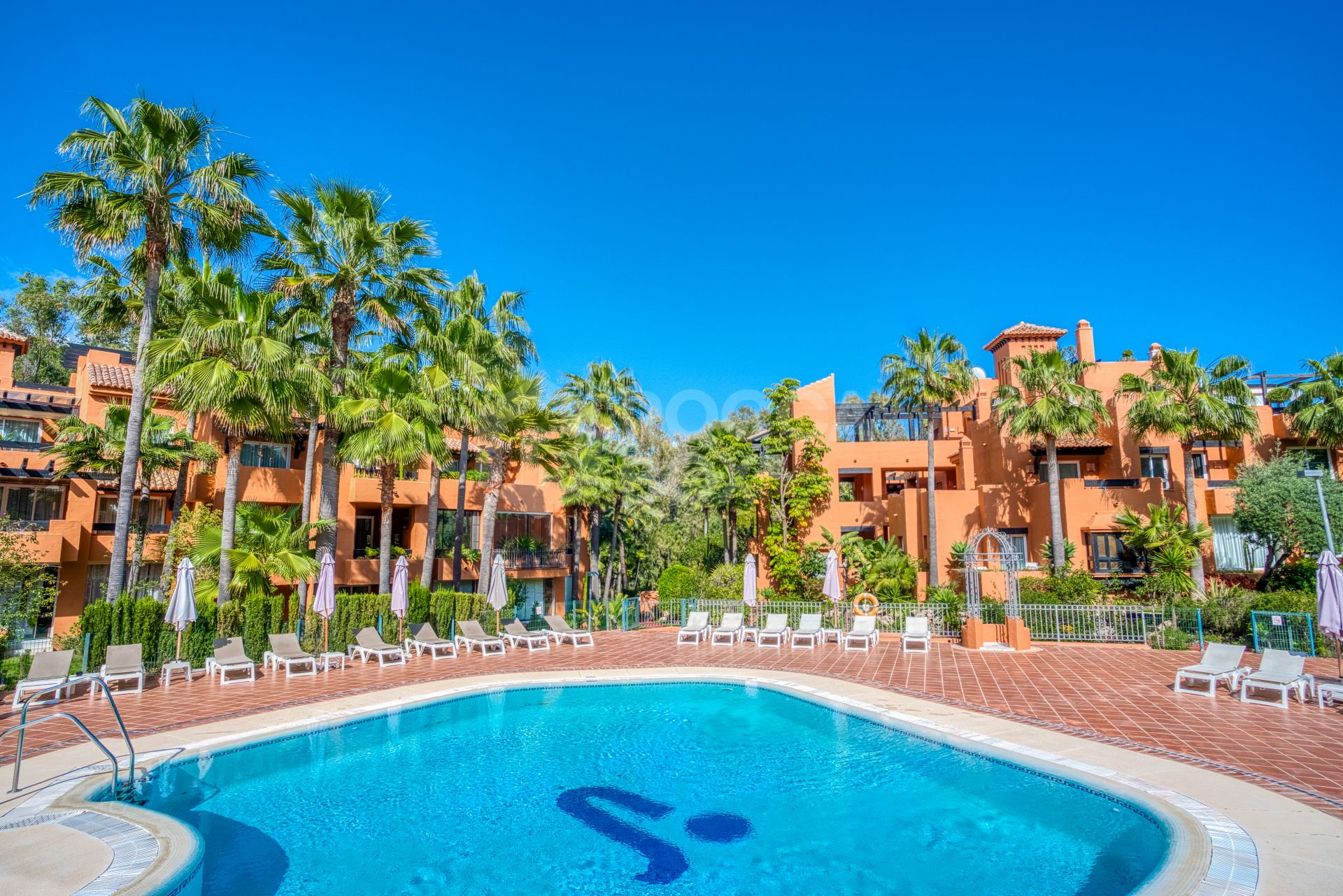Charming two-bedroom ground-floor apartment with a southeast orientation, located in one of the most exclusive communities, Alminar de Marbella, in Nueva Andalucía.