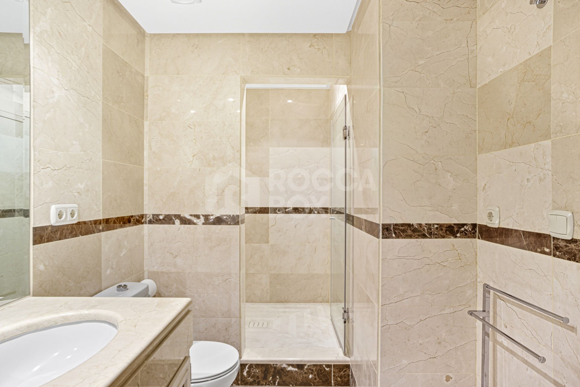 Charming two-bedroom ground-floor apartment with a southeast orientation, located in one of the most exclusive communities, Alminar de Marbella, in Nueva Andalucía.