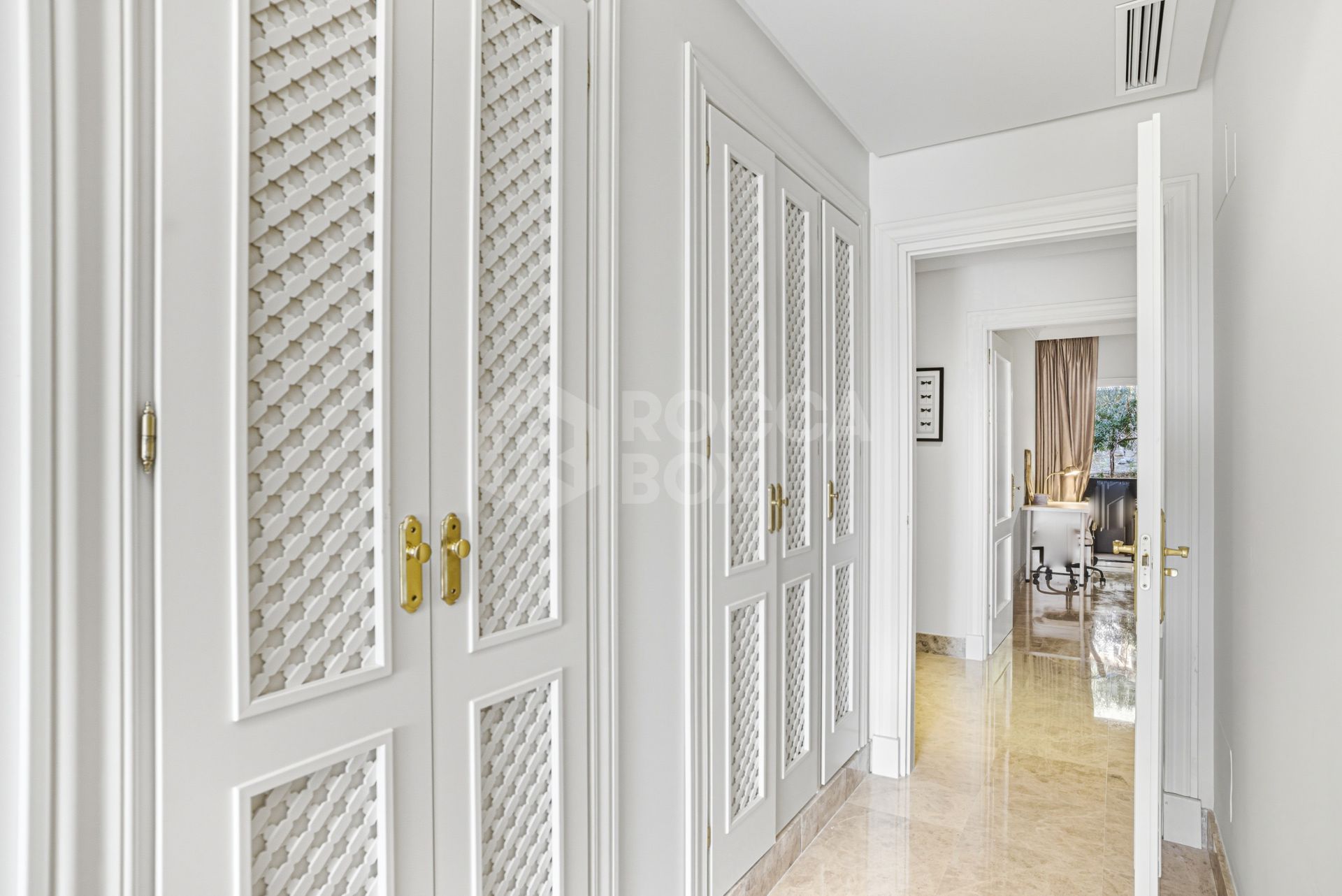 Charming two-bedroom ground-floor apartment with a southeast orientation, located in one of the most exclusive communities, Alminar de Marbella, in Nueva Andalucía.