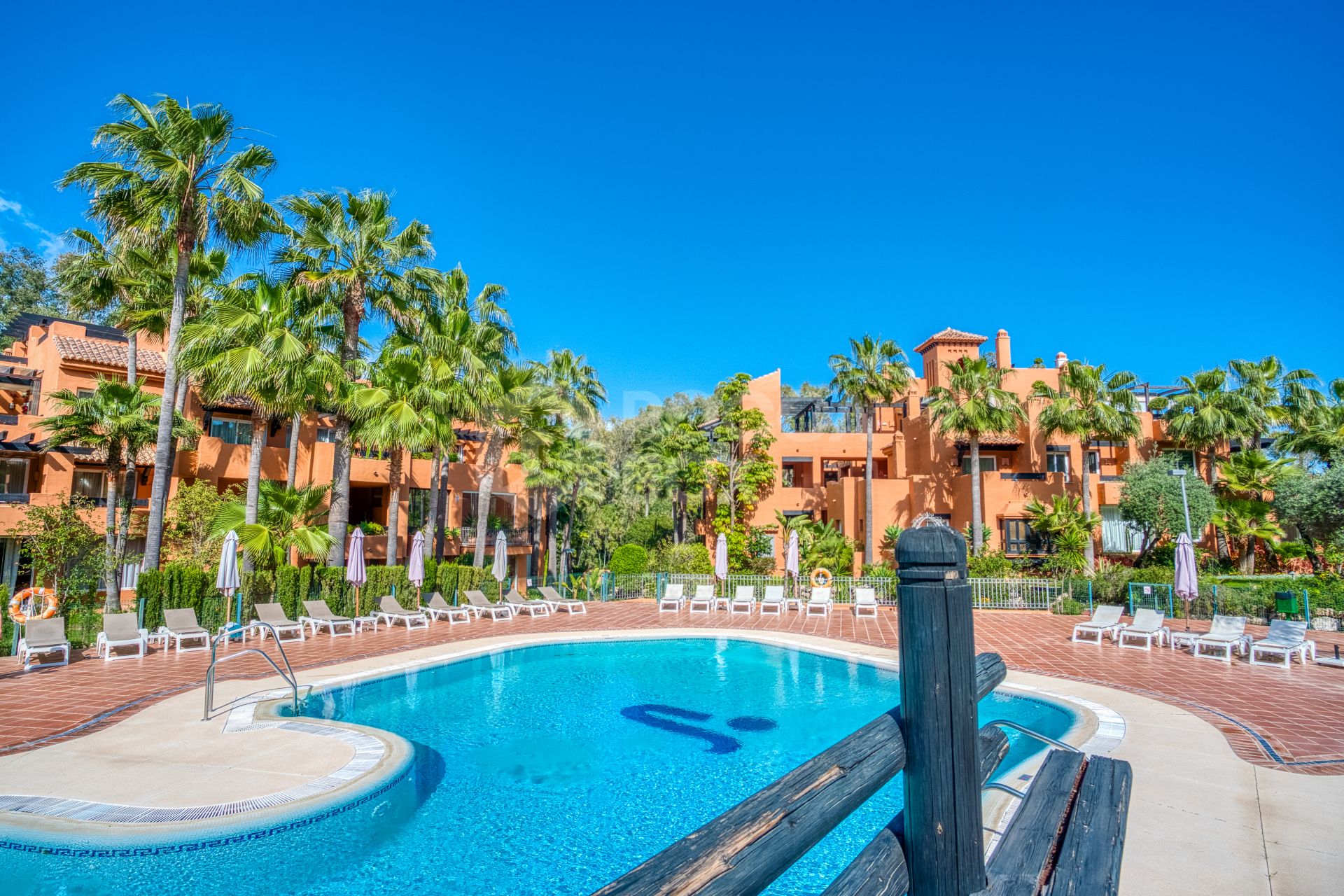 Charming two-bedroom ground-floor apartment with a southeast orientation, located in one of the most exclusive communities, Alminar de Marbella, in Nueva Andalucía.