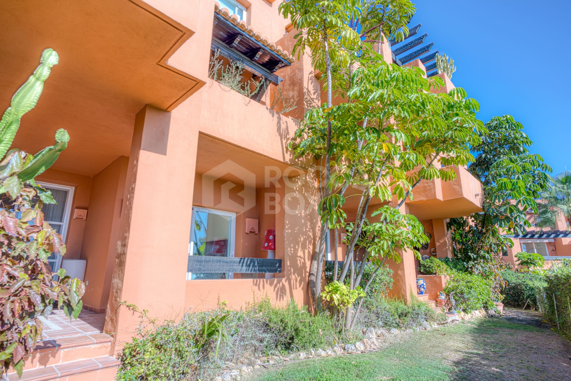 Charming two-bedroom ground-floor apartment with a southeast orientation, located in one of the most exclusive communities, Alminar de Marbella, in Nueva Andalucía.