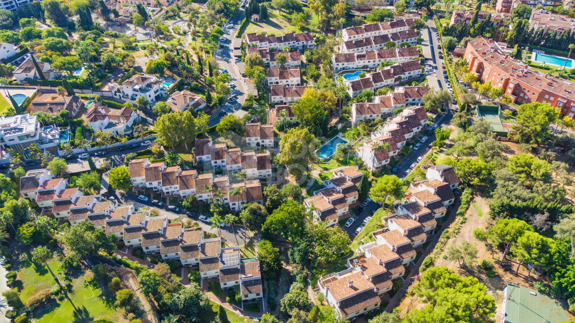 Reform Opportunity - South facing, three bedroom townhouse located in the sought-after gated community of El Capricho on Marbella’s Golden Mile
