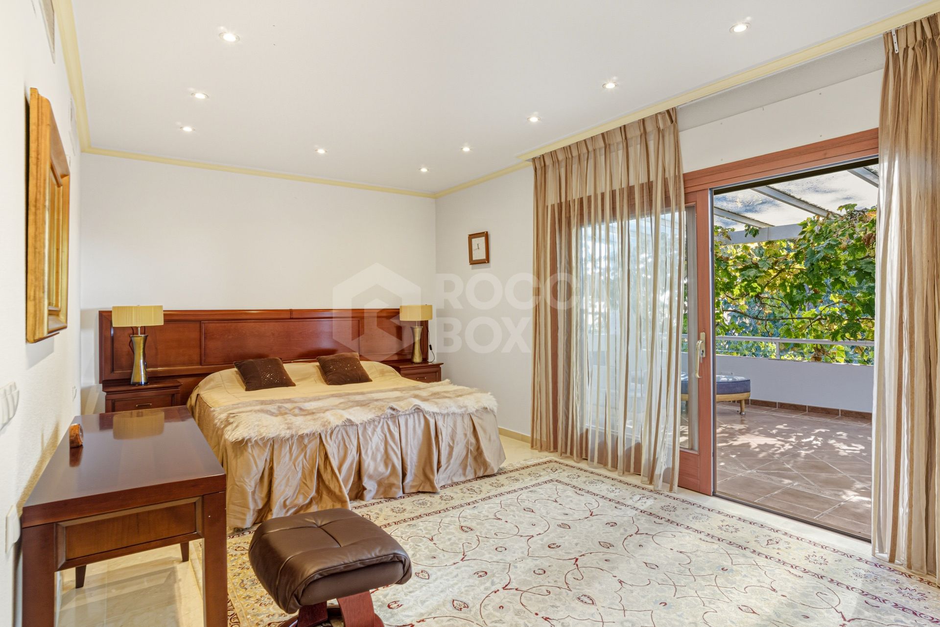 Elegant, southeast facing five bedroom Villa located on the New Golden Mile in Estepona, just steps from the beach