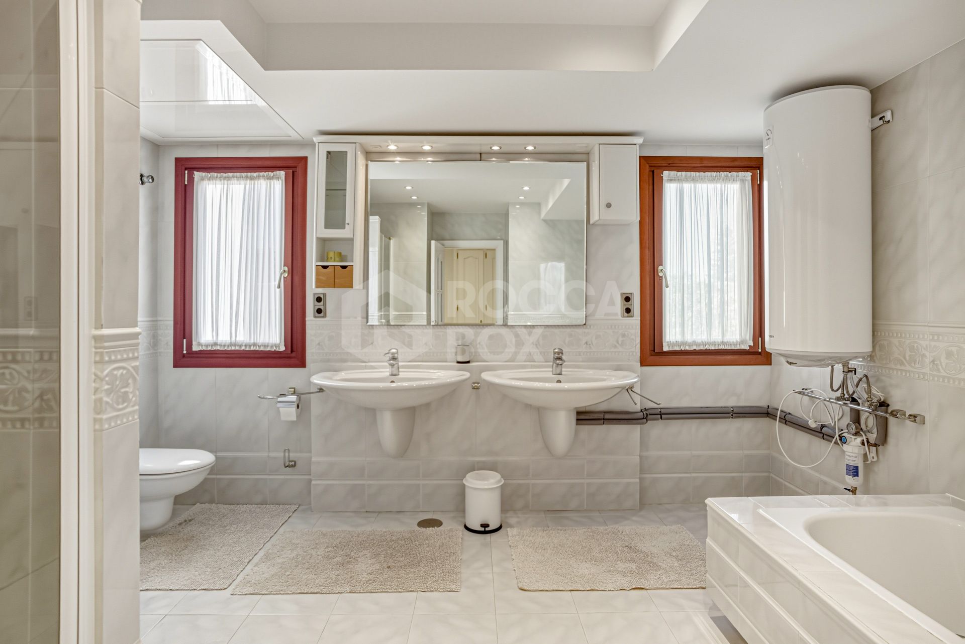 Elegant, southeast facing five bedroom Villa located on the New Golden Mile in Estepona, just steps from the beach