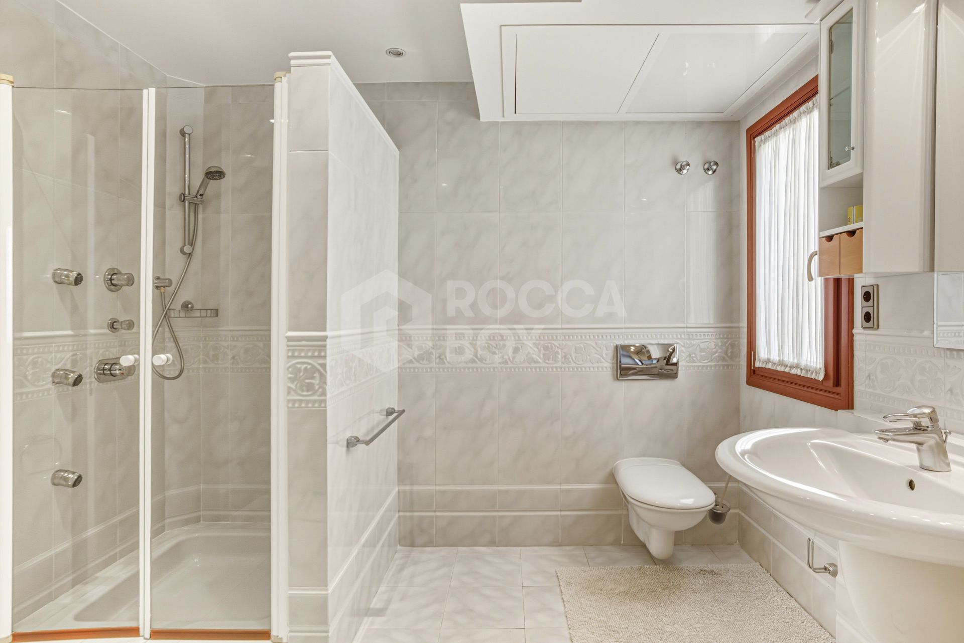 Elegant, southeast facing five bedroom Villa located on the New Golden Mile in Estepona, just steps from the beach