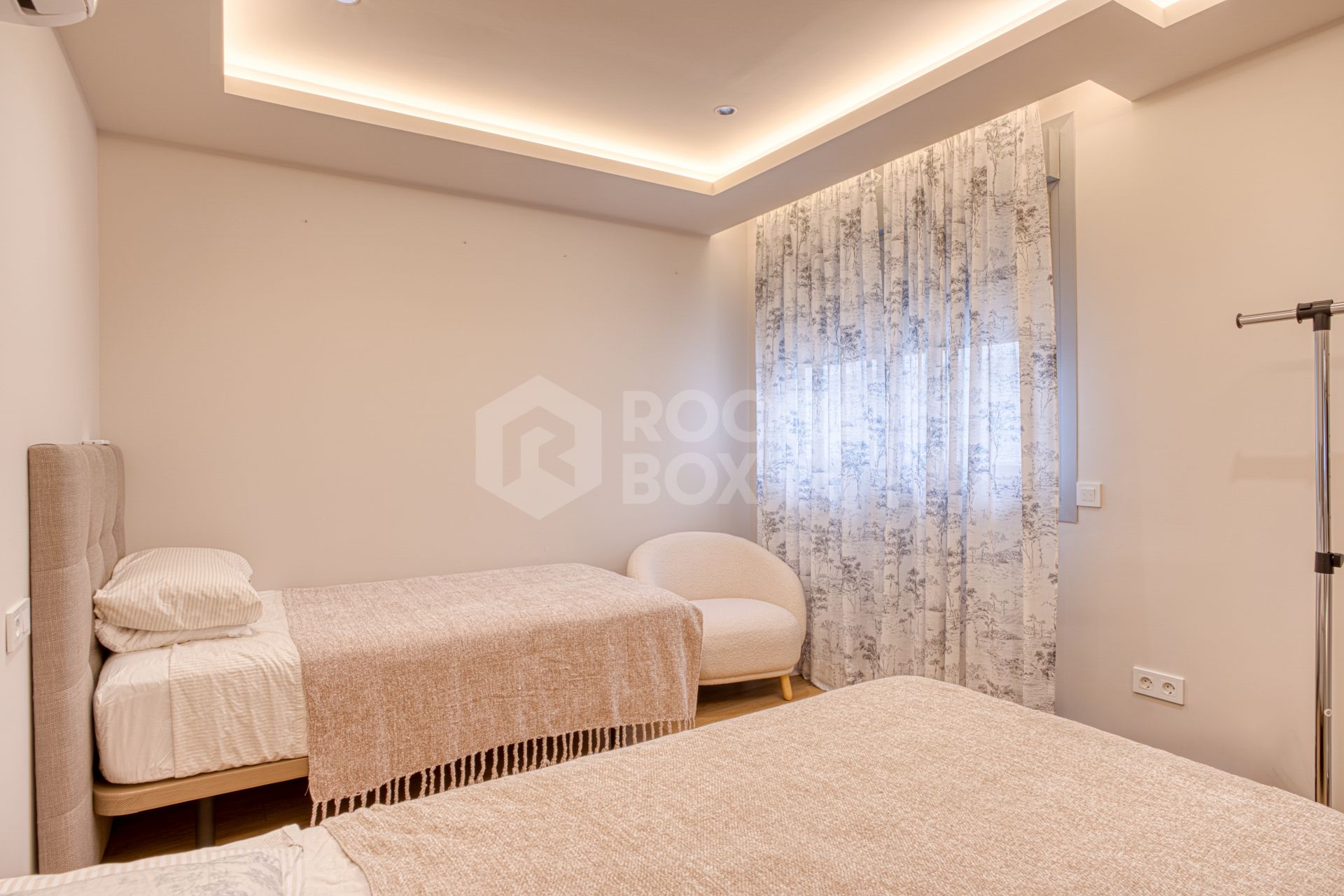 Fantastic east-facing duplex penthouse with solarium and stunning sunset views in La Cala Golf Resort, Mijas Costa