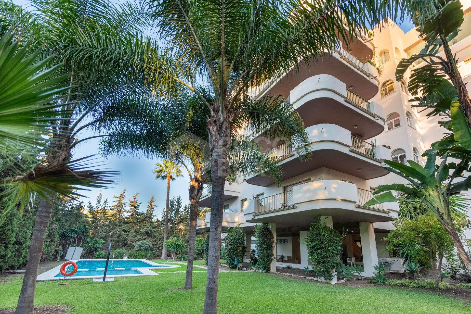 Beautiful two bedroom apartment in a sought after urbanization in Nueva Andalucía, Marbella