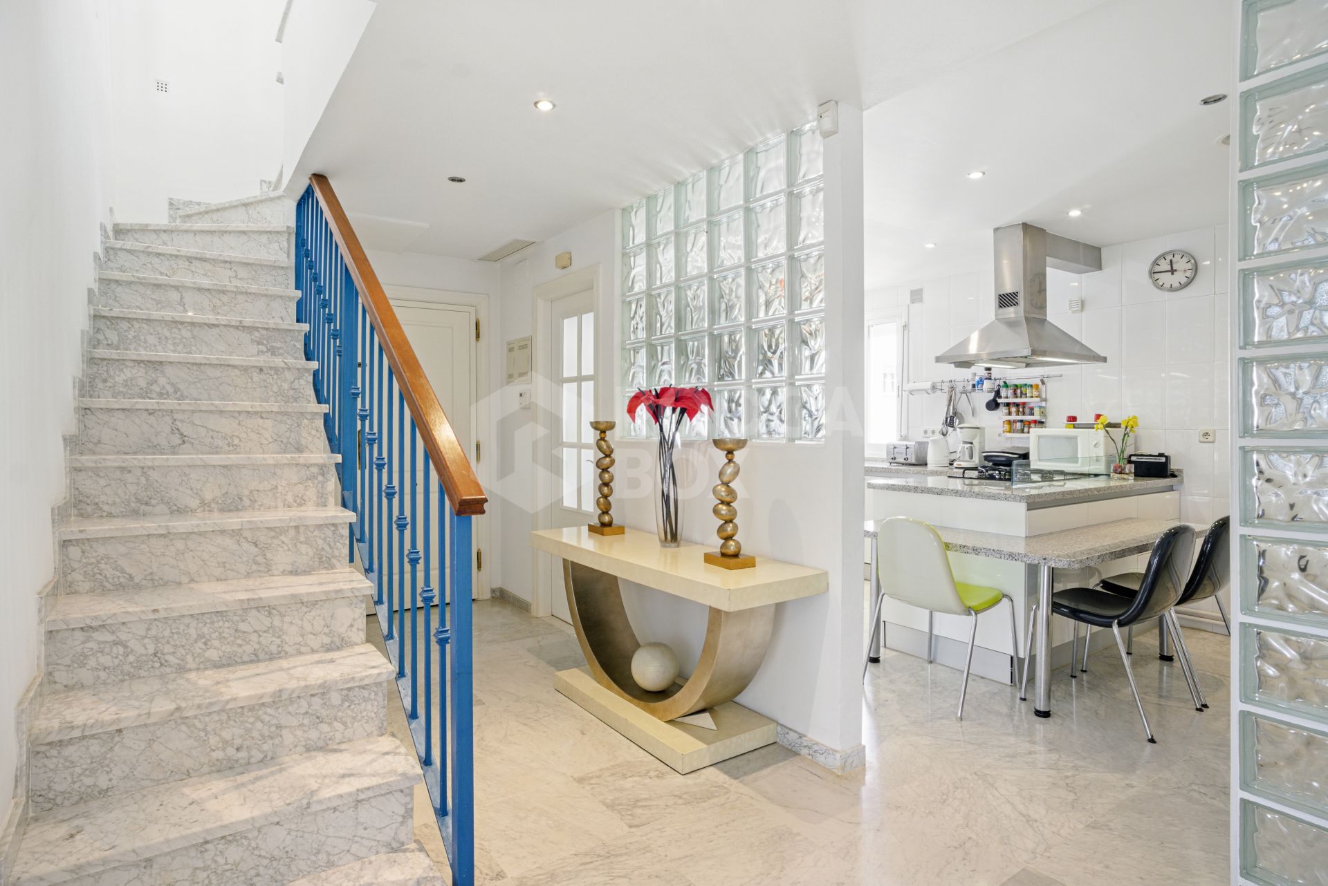 Impressive three bedroom, south facing duplex penthouse in the well-known and gated community Marbella Real