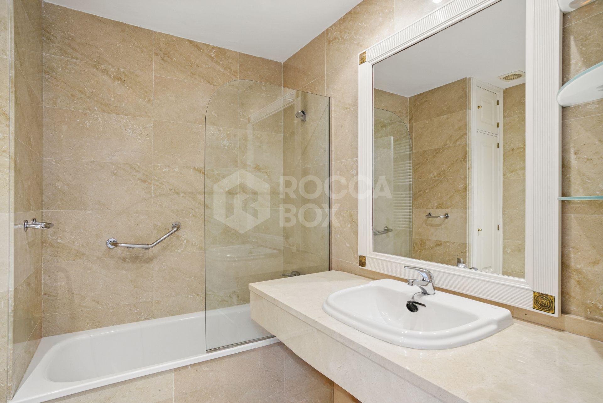 Impressive three bedroom, south facing duplex penthouse in the well-known and gated community Marbella Real