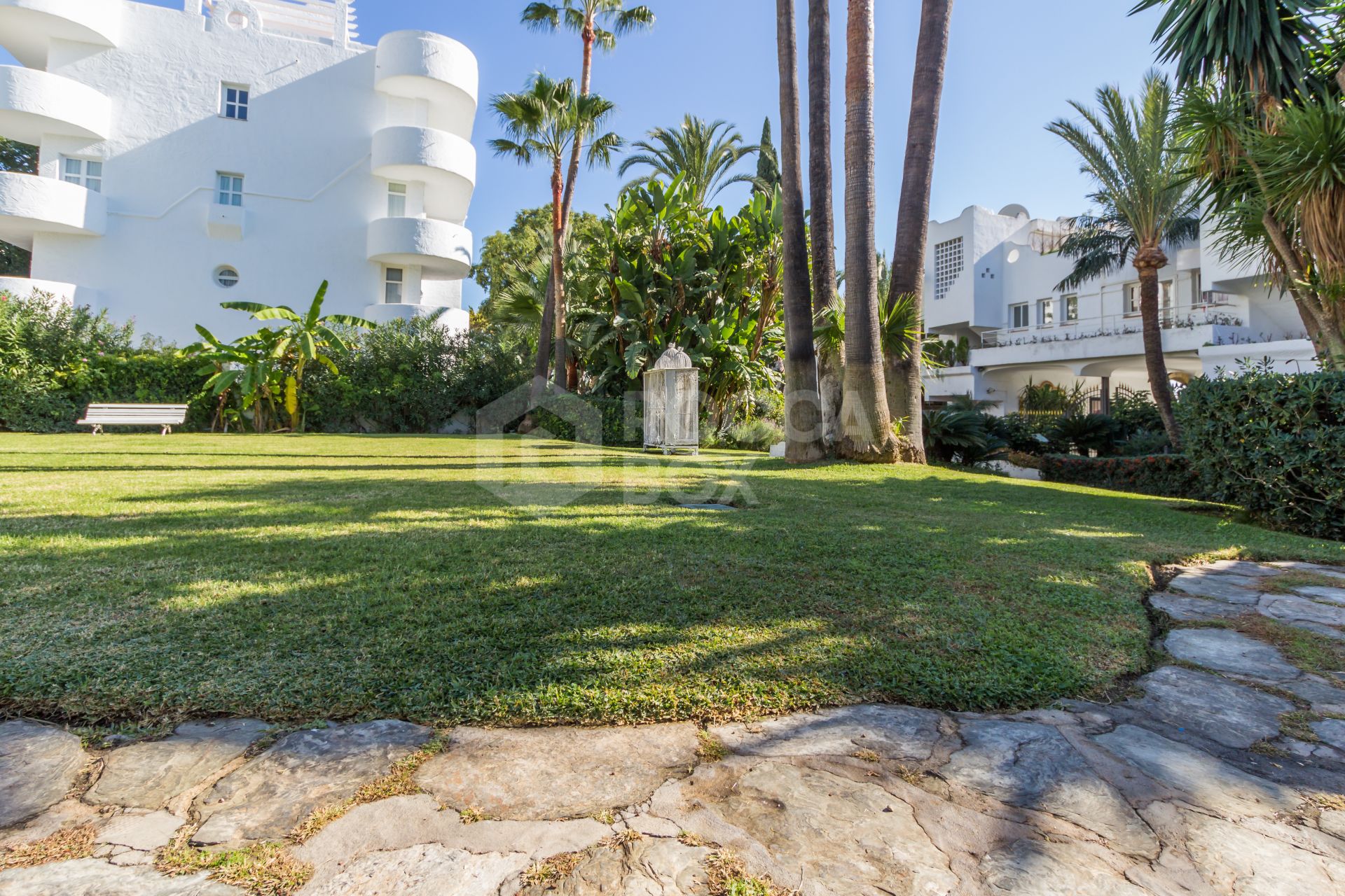 Impressive three bedroom, south facing duplex penthouse in the well-known and gated community Marbella Real