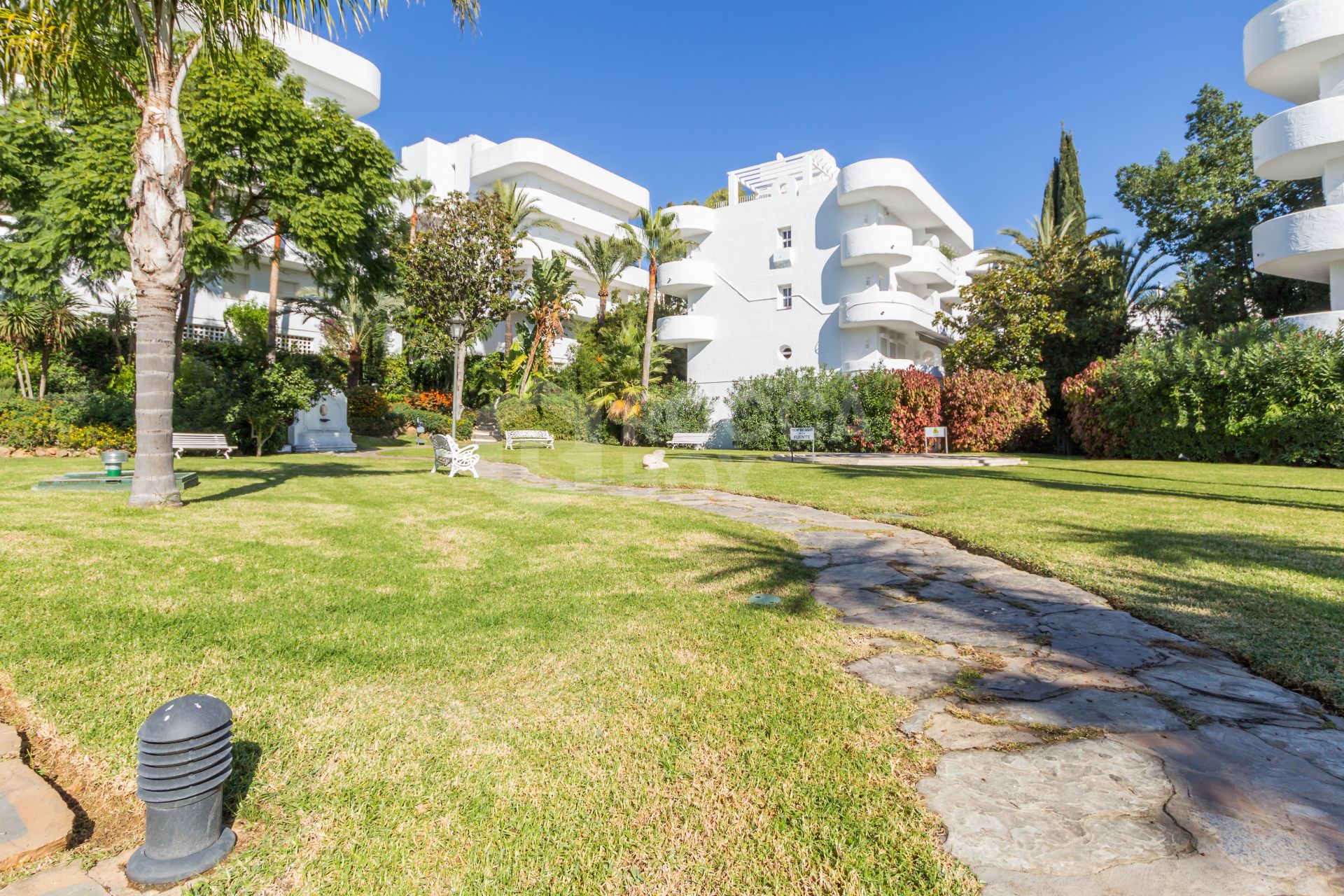 Impressive three bedroom, south facing duplex penthouse in the well-known and gated community Marbella Real