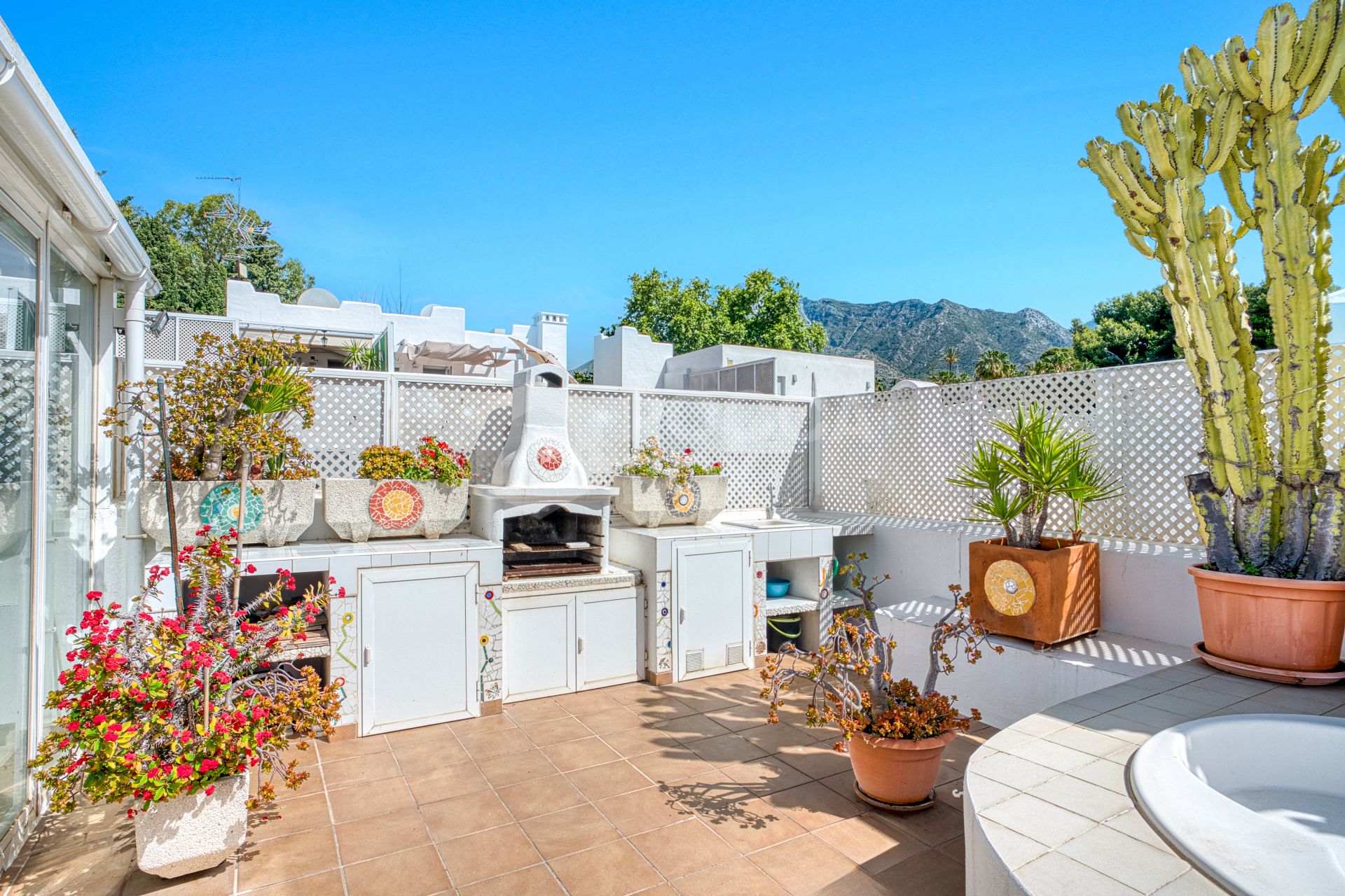 Impressive three bedroom, south facing duplex penthouse in the well-known and gated community Marbella Real