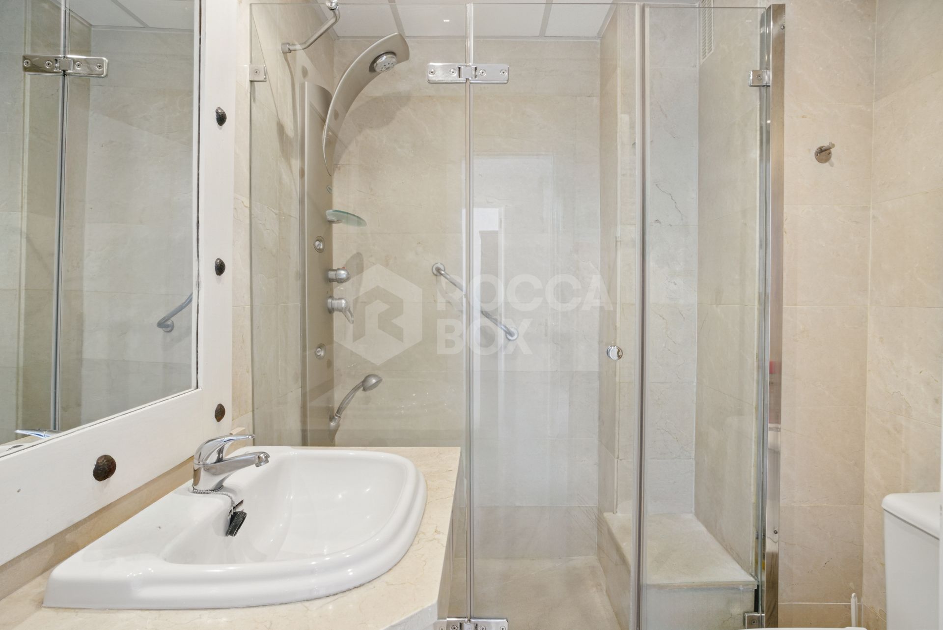 Impressive three bedroom, south facing duplex penthouse in the well-known and gated community Marbella Real