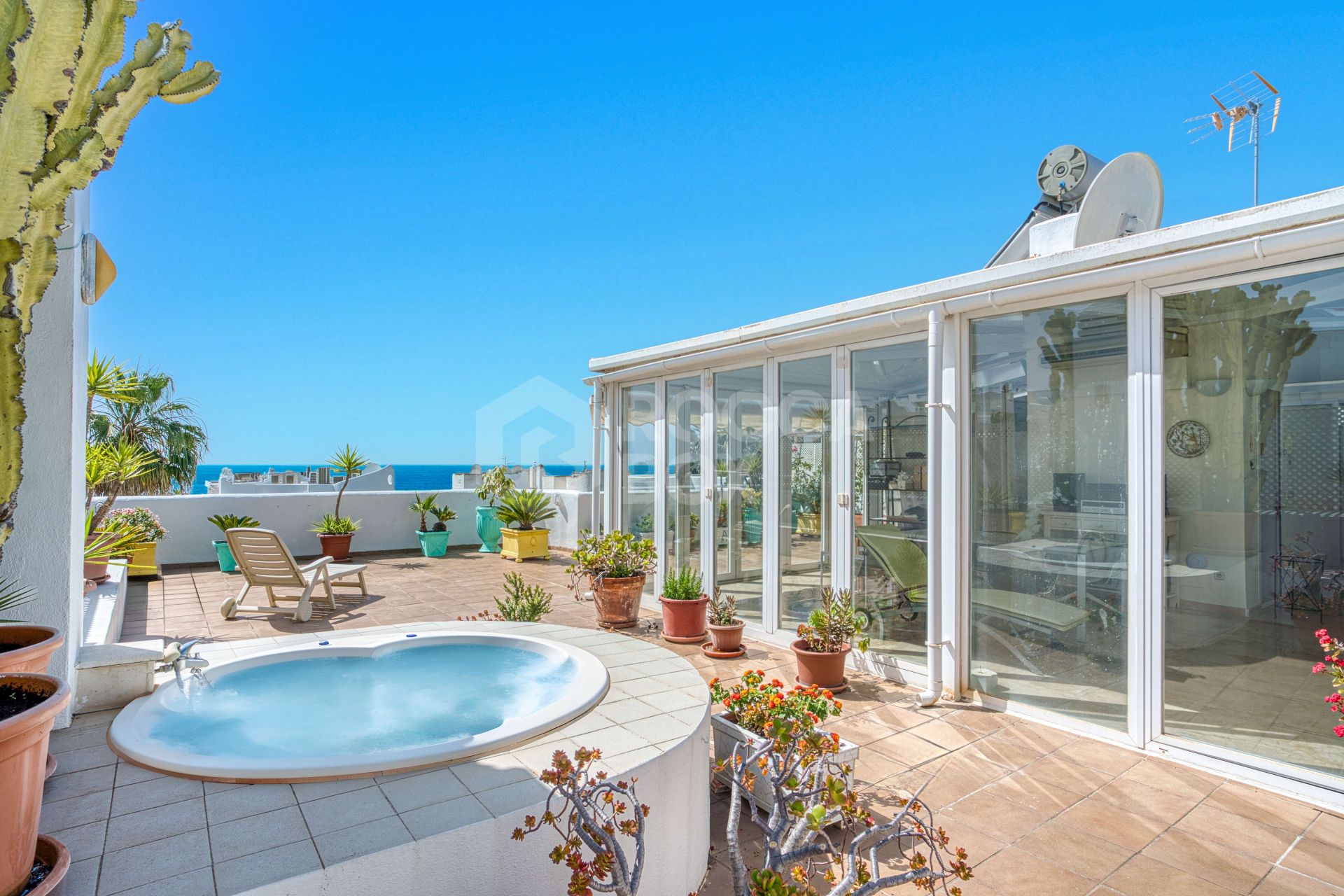 Impressive three bedroom, south facing duplex penthouse in the well-known and gated community Marbella Real