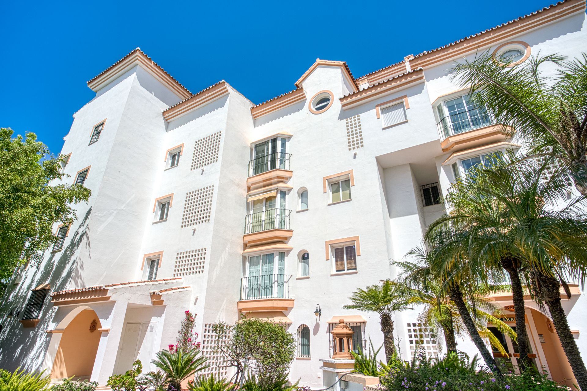 Exclusive Beachfront Two-Bedroom South-Facing Apartment with Sea Views in La Herradura, Marbella