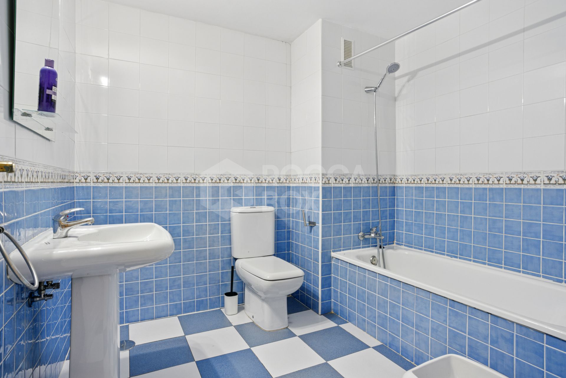 Lovely two bedroom, south west facing apartment in La Reserva de Marbella; with sea views