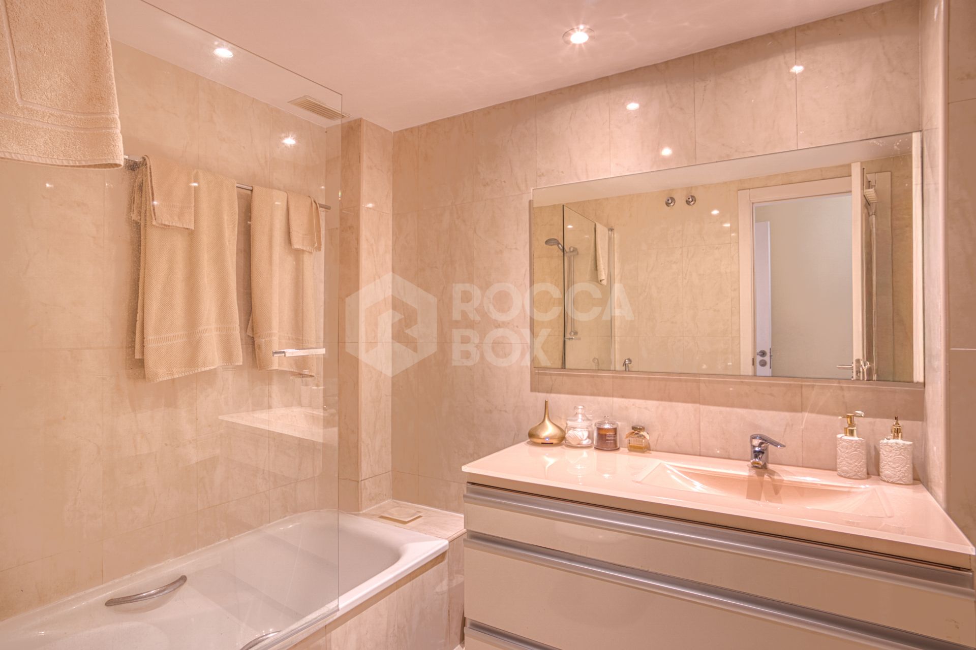 Lovely three bedroom apartment located in the heart of the Golden Mile of Marbella, Costa Nagüeles III