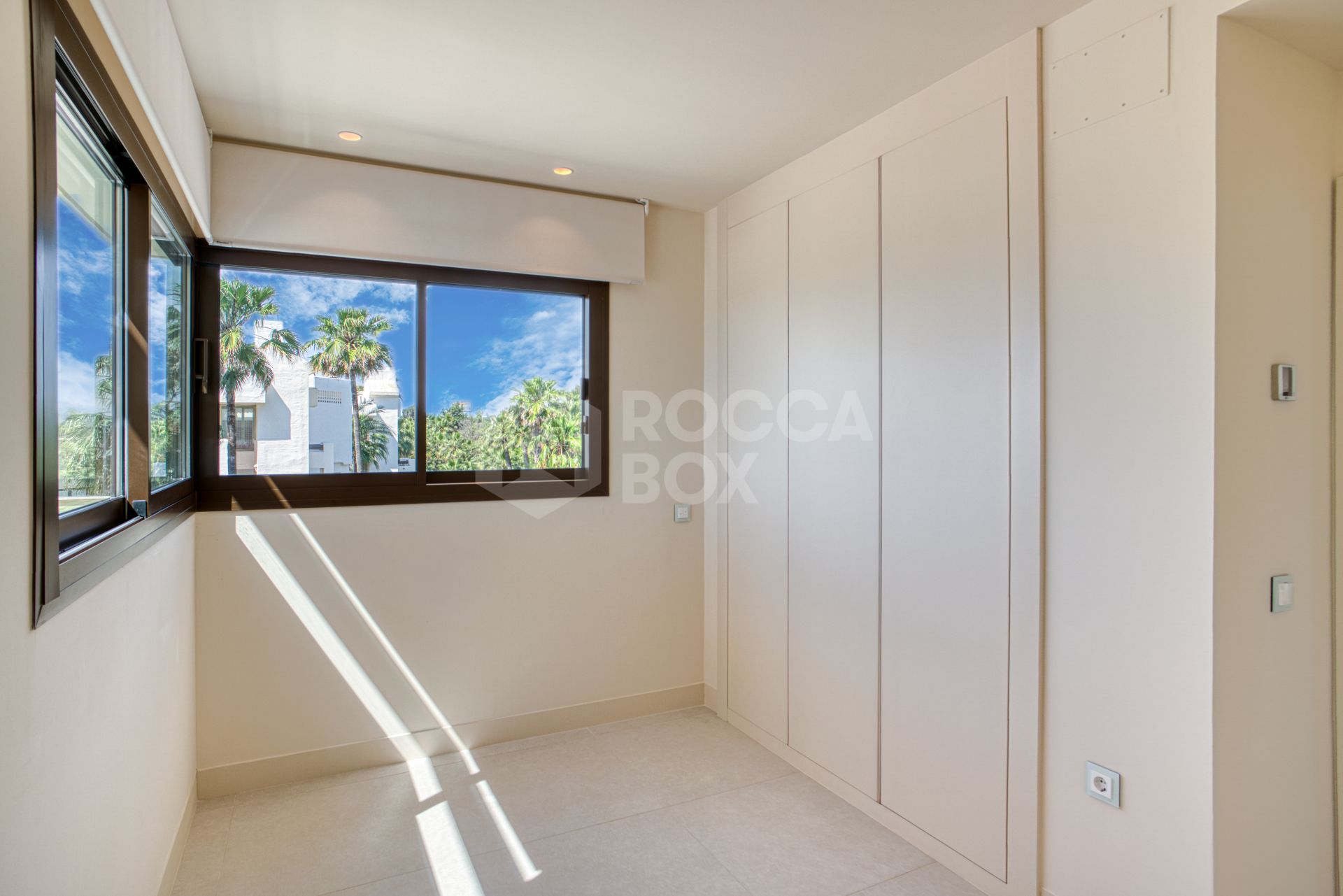 Luxurious south-facing four-bedroom duplex penthouse, frontline beach, located in a beachfront community on Marbella’s prestigious New Golden Mile with sea views.