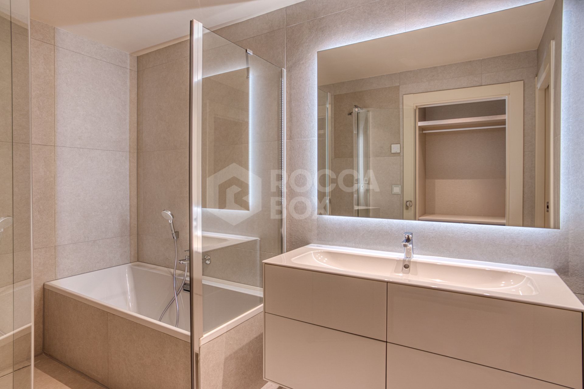 Luxurious south-facing four-bedroom duplex penthouse, frontline beach, located in a beachfront community on Marbella’s prestigious New Golden Mile with sea views.