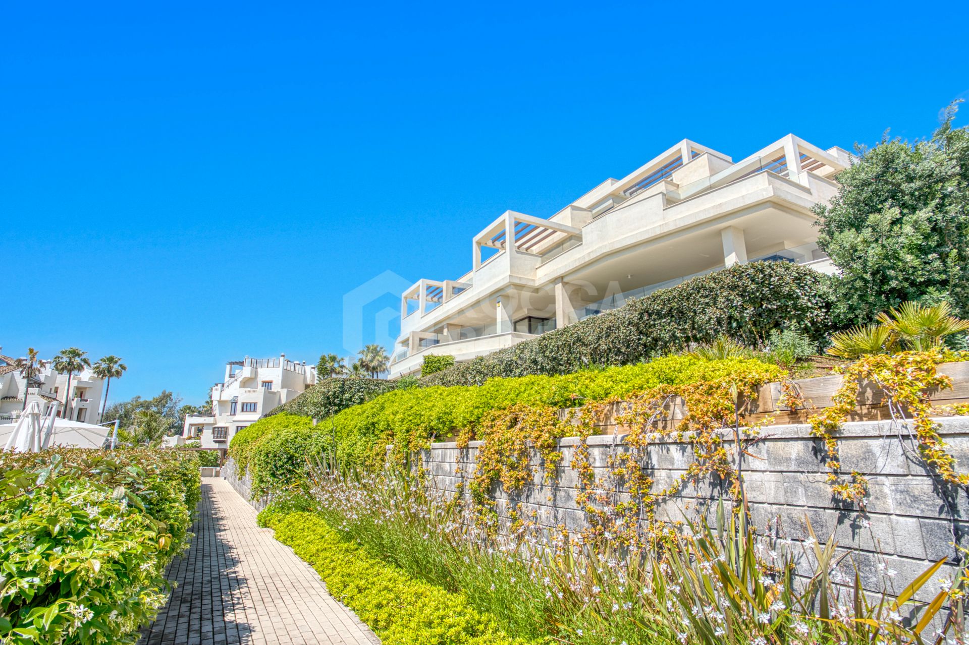 Luxurious south-facing four-bedroom duplex penthouse, frontline beach, located in a beachfront community on Marbella’s prestigious New Golden Mile with sea views.