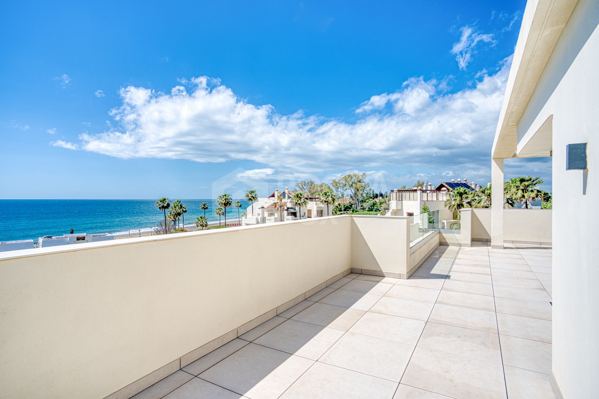 Luxurious south-facing four-bedroom duplex penthouse, frontline beach, located in a beachfront community on Marbella’s prestigious New Golden Mile with sea views.