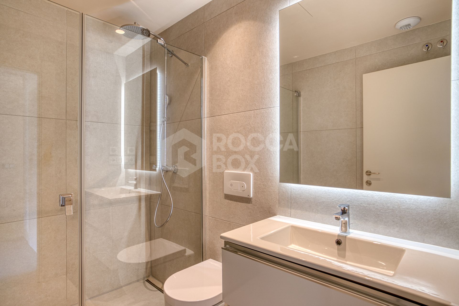Luxurious south-facing four-bedroom duplex penthouse, frontline beach, located in a beachfront community on Marbella’s prestigious New Golden Mile with sea views.