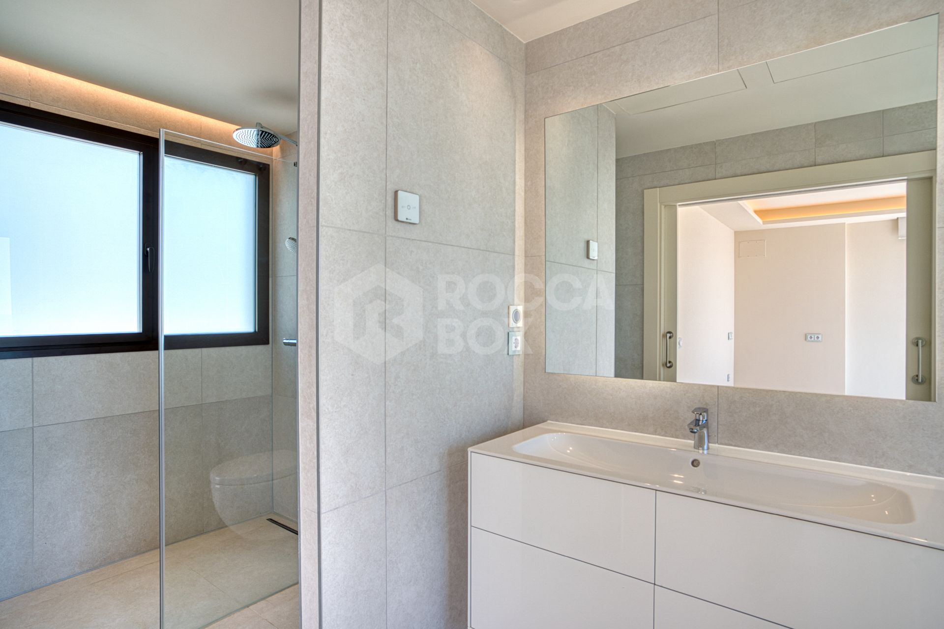Luxurious south-facing four-bedroom duplex penthouse, frontline beach, located in a beachfront community on Marbella’s prestigious New Golden Mile with sea views.