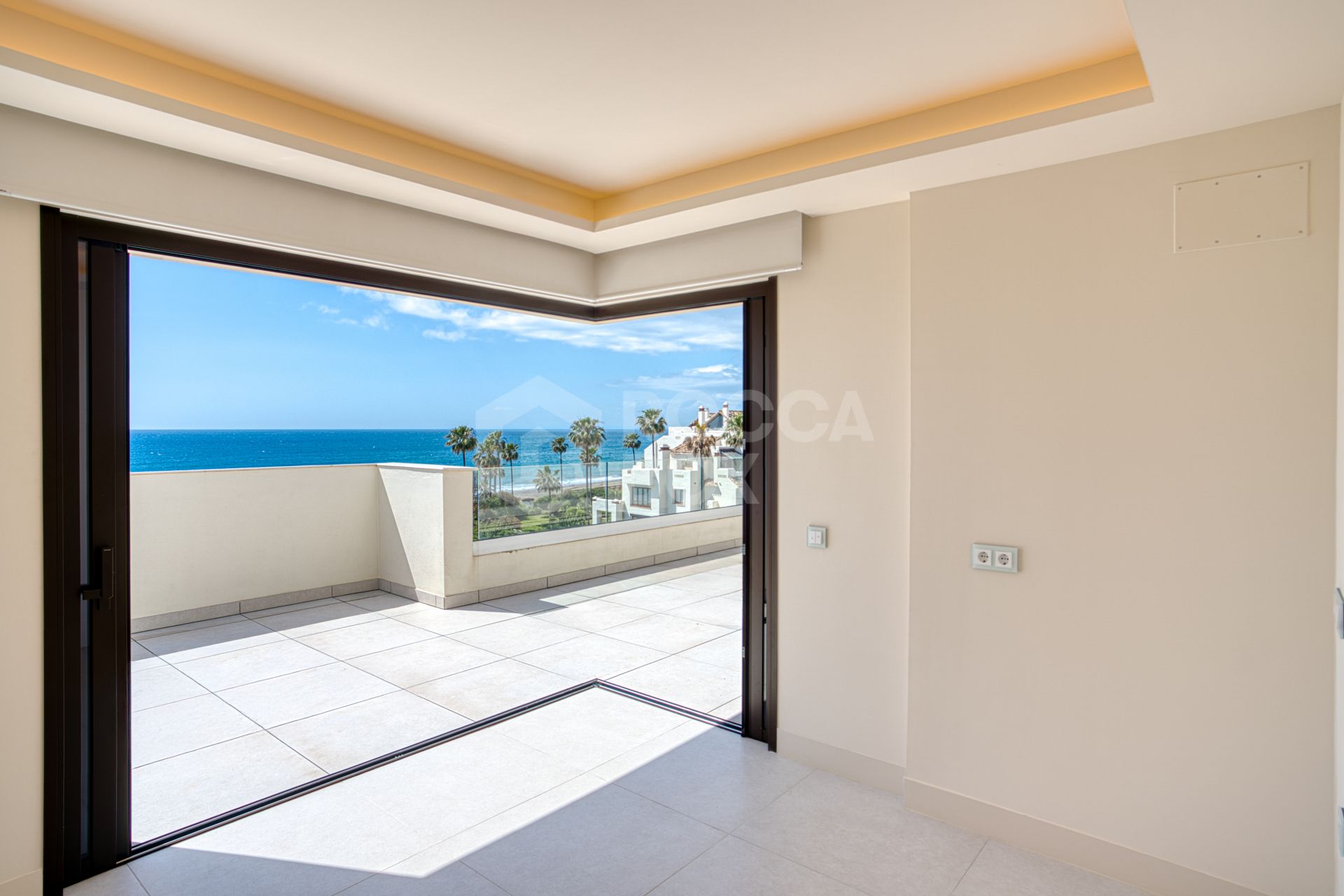 Luxurious south-facing four-bedroom duplex penthouse, frontline beach, located in a beachfront community on Marbella’s prestigious New Golden Mile with sea views.