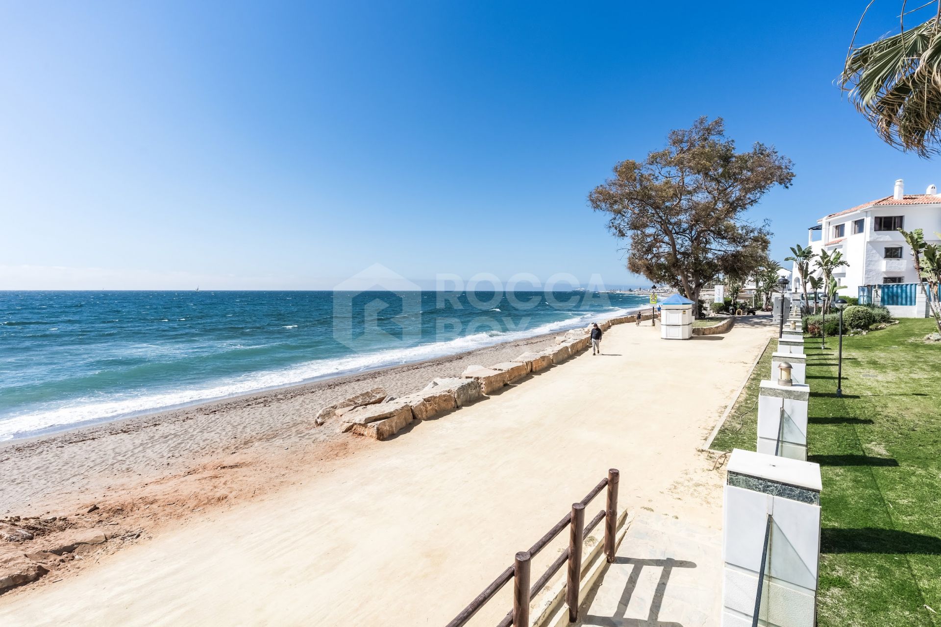 Impressive two bedroom, south west facing apartment in the beachfront community Playa Esmeralda
