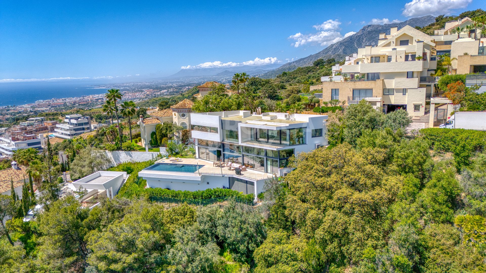 Outstanding, five bedroom Villa located in Altos de Los Monteros with panoramic sea views