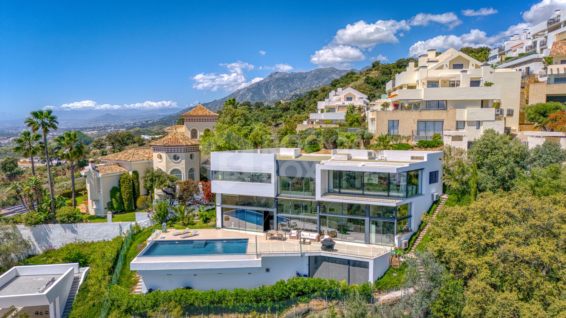 Outstanding, five bedroom Villa located in Altos de Los Monteros with panoramic sea views