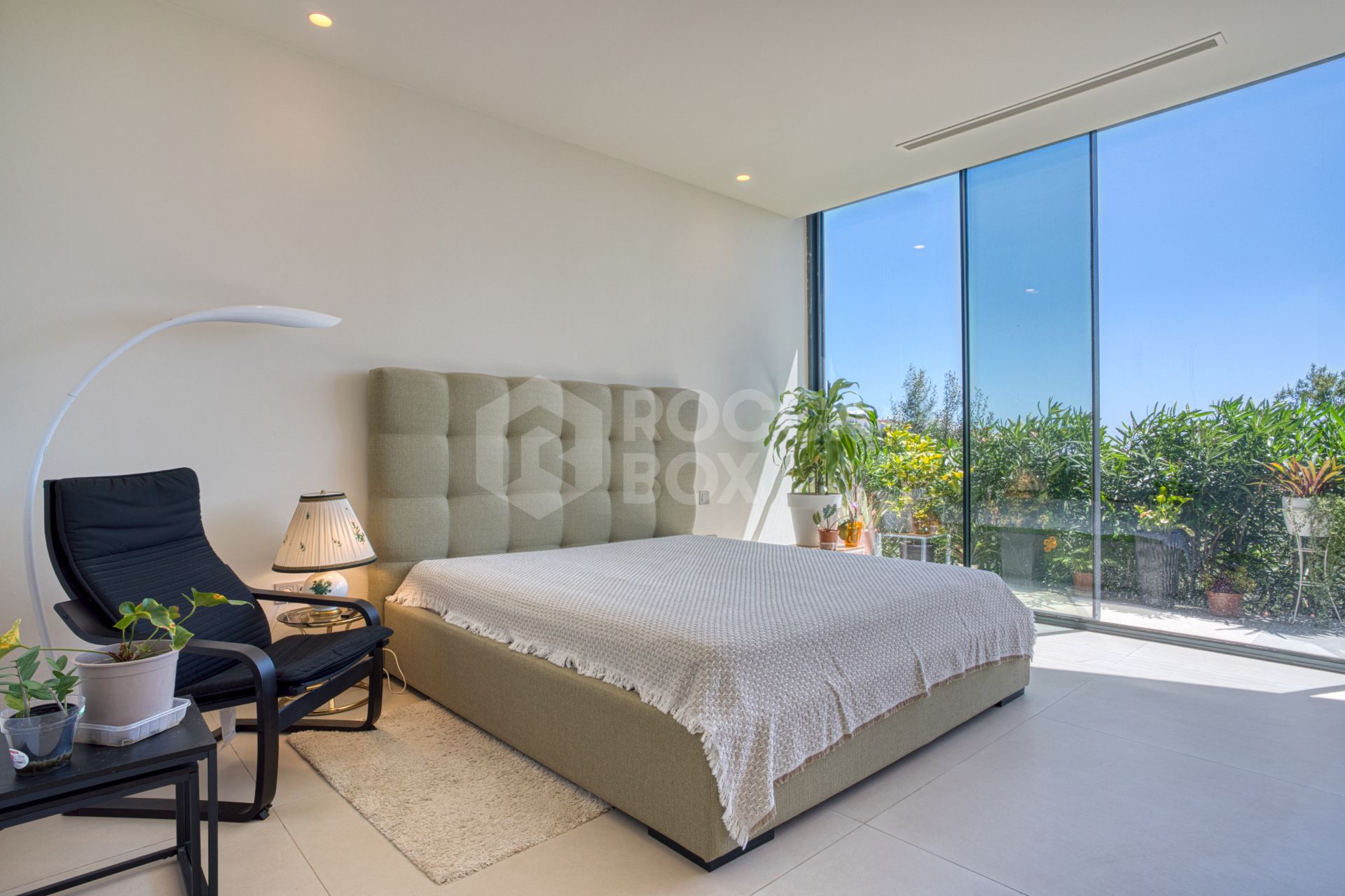 Outstanding, five bedroom Villa located in Altos de Los Monteros with panoramic sea views